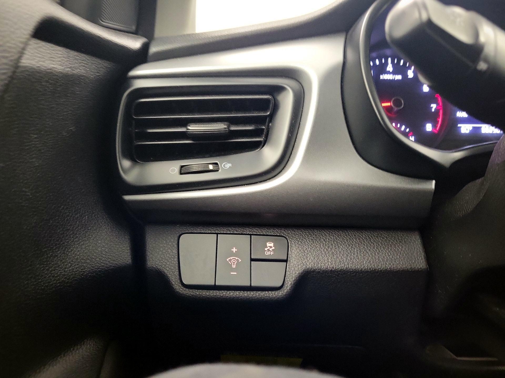 Thumbnail: 2022 Kia Rio - 11