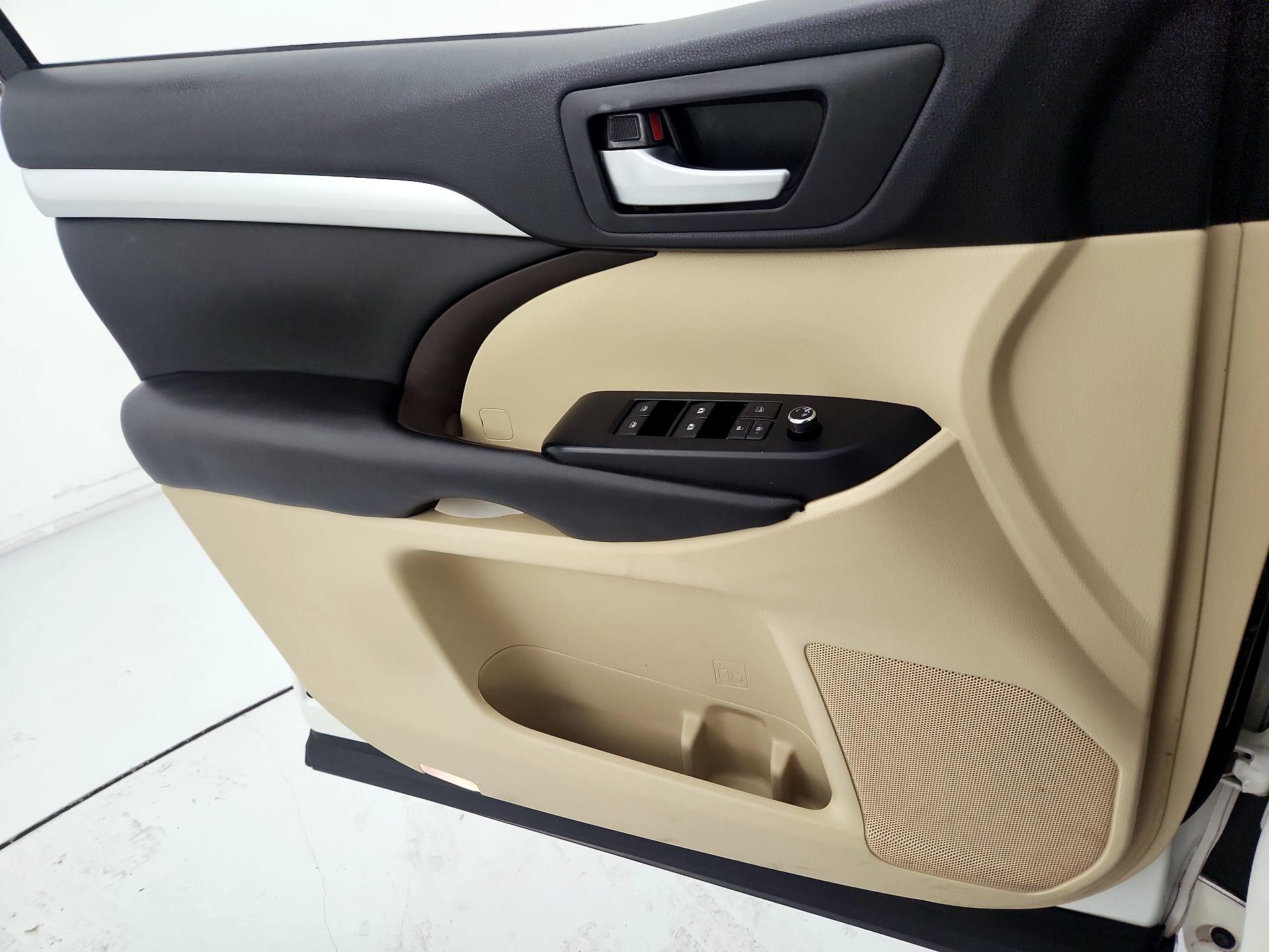 Thumbnail: 2015 Toyota Highlander - 12