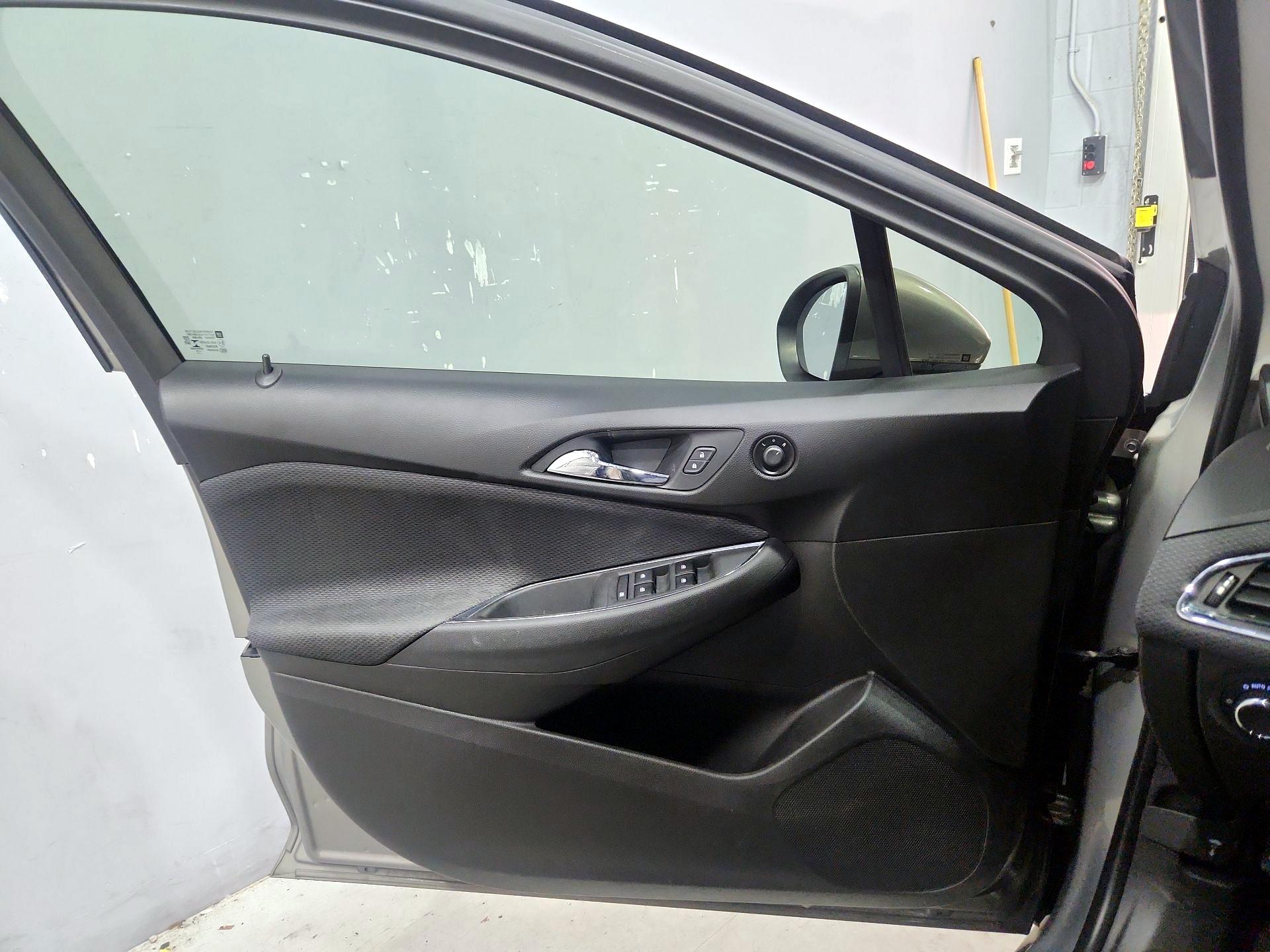 Thumbnail: 2018 Chevrolet Cruze - 12