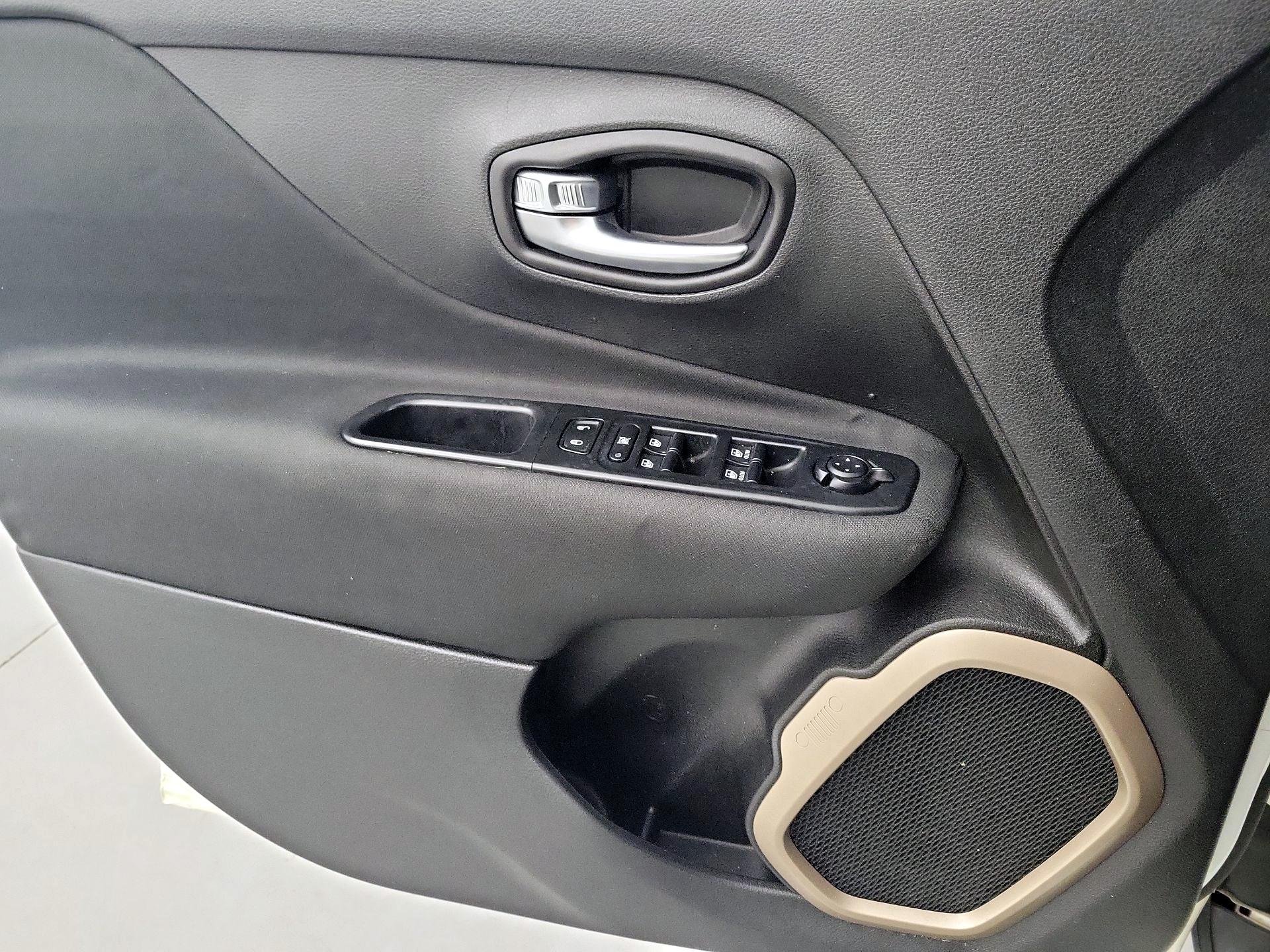 Thumbnail: 2016 Jeep Renegade - 10