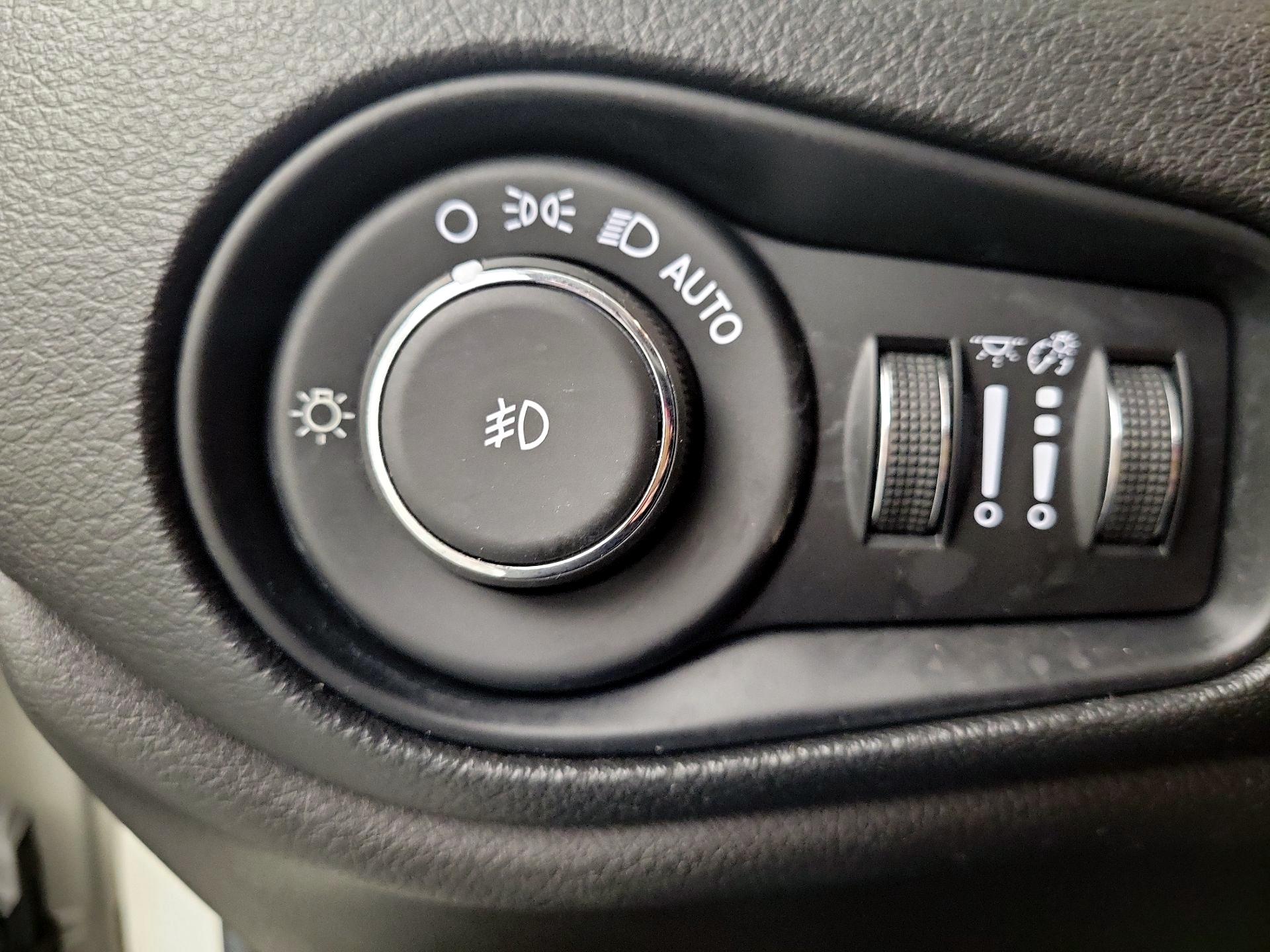 Thumbnail: 2016 Jeep Renegade - 11