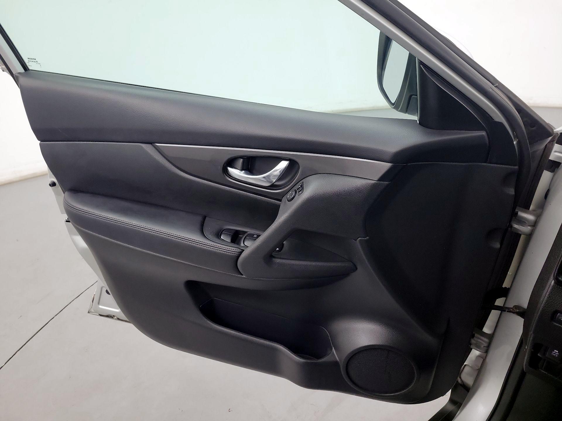 Thumbnail: 2017 Nissan Rogue - 10