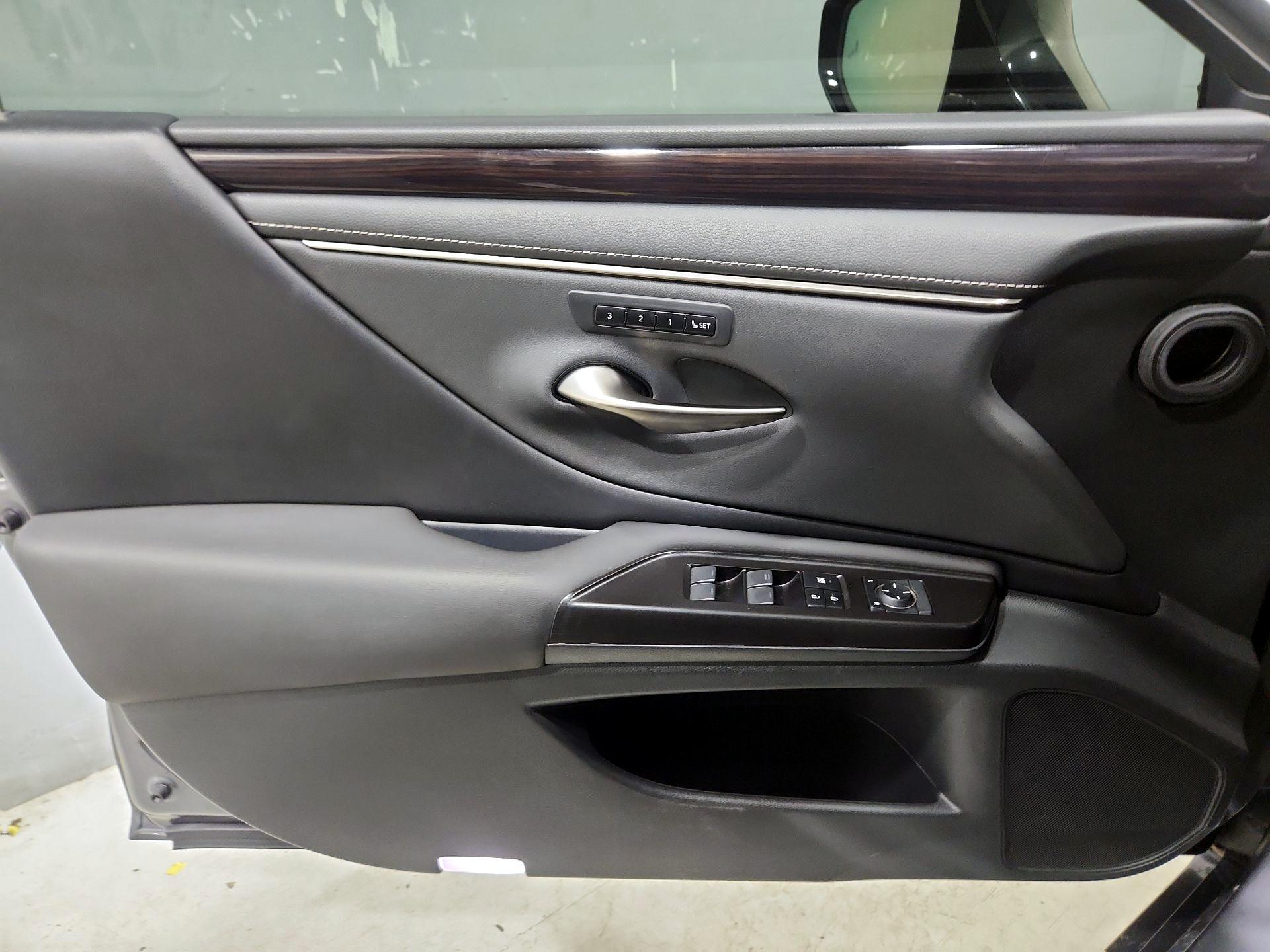 Thumbnail: 2019 Lexus ES - 12