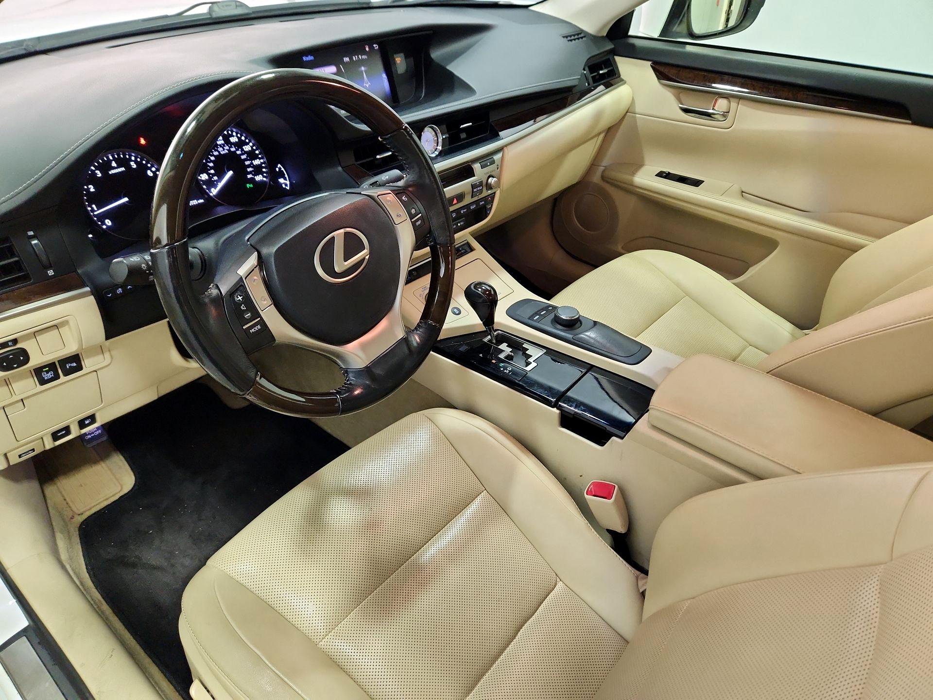 Thumbnail: 2015 Lexus ES - 11