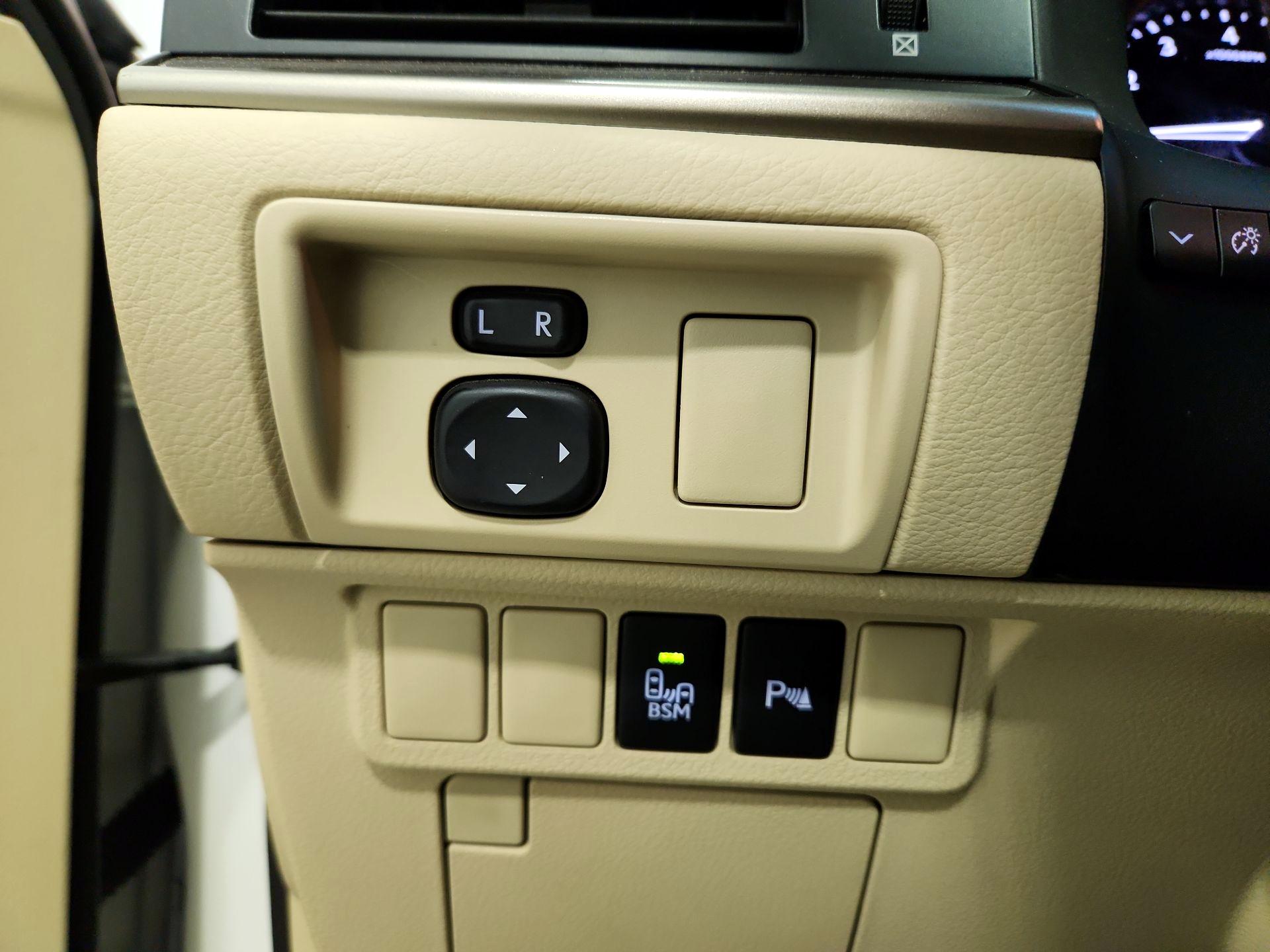 Thumbnail: 2015 Lexus ES - 13