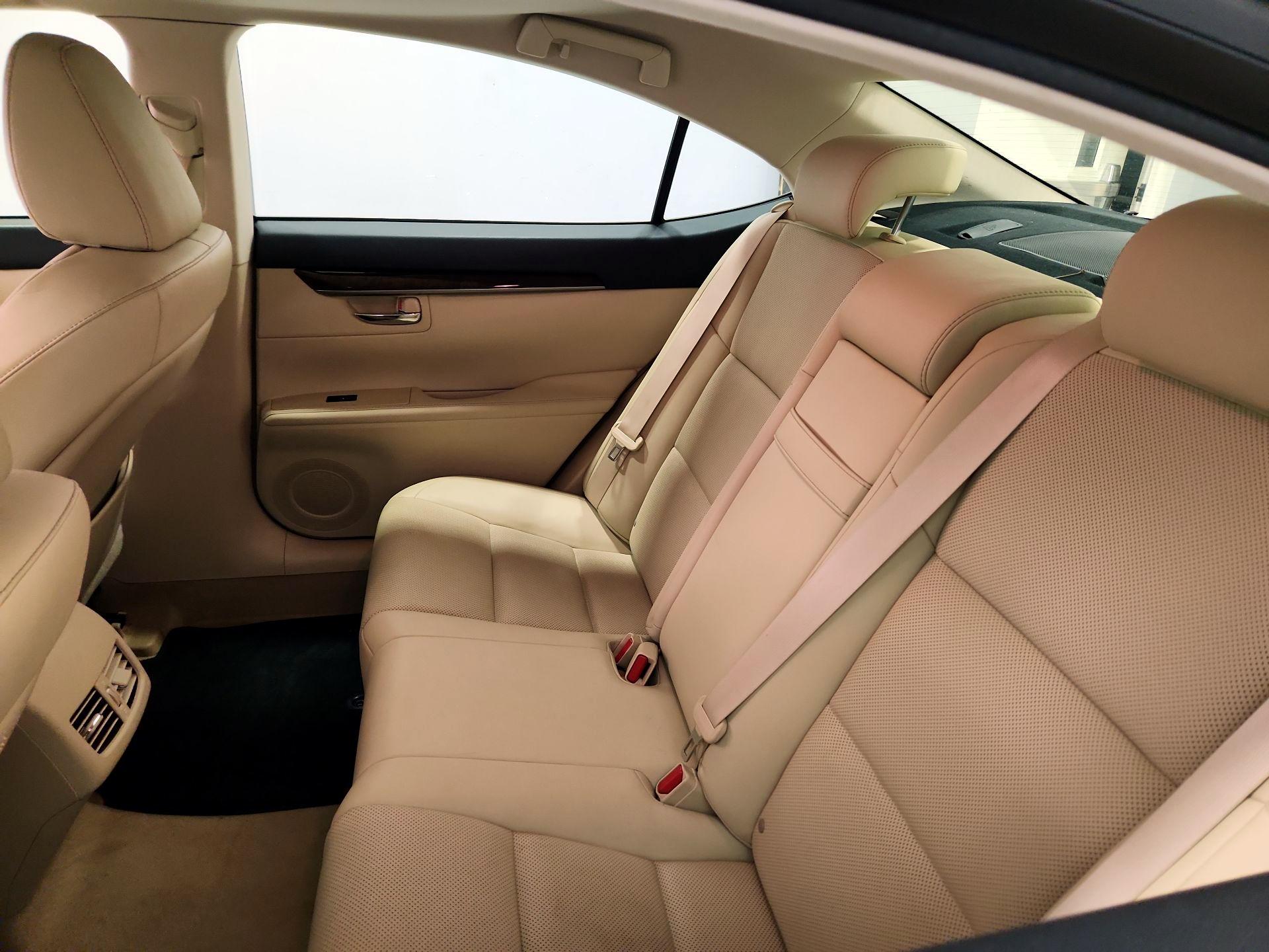 Thumbnail: 2015 Lexus ES - 19