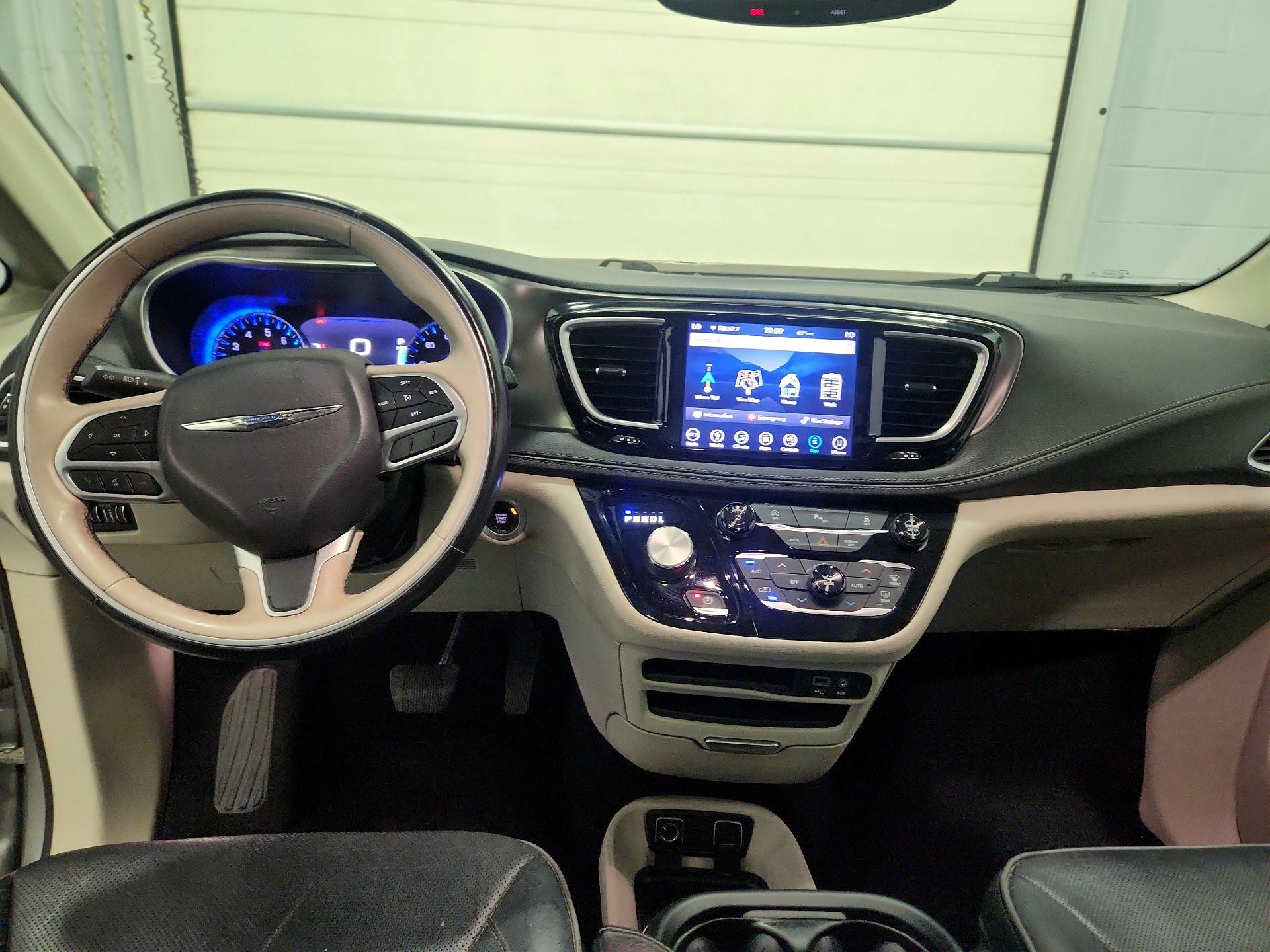 Thumbnail: 2018 Chrysler Pacifica - 9