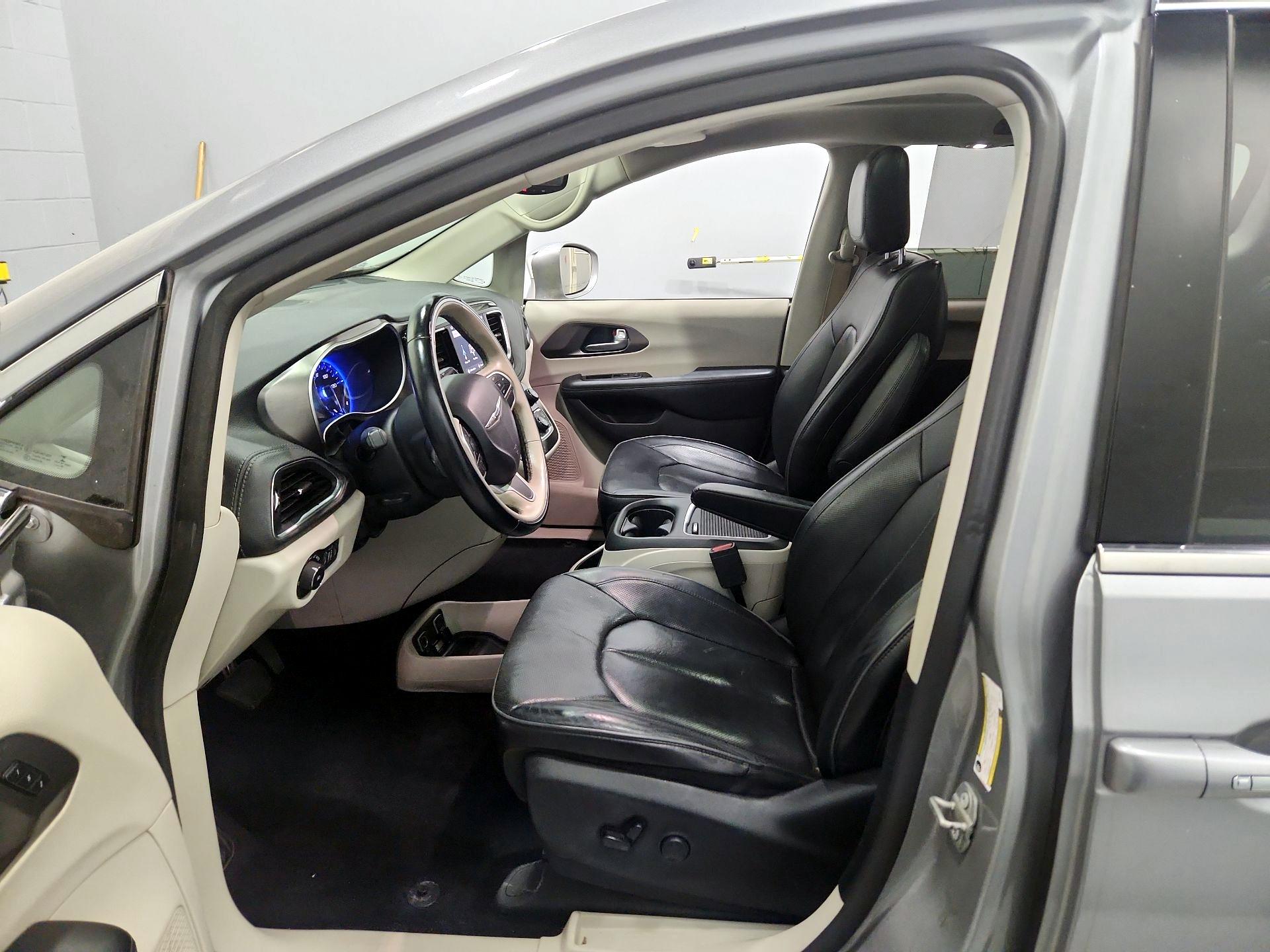 Thumbnail: 2018 Chrysler Pacifica - 11