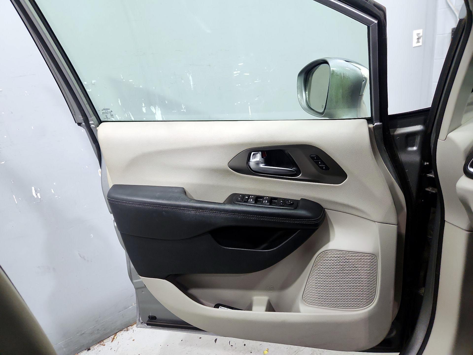 Thumbnail: 2018 Chrysler Pacifica - 12