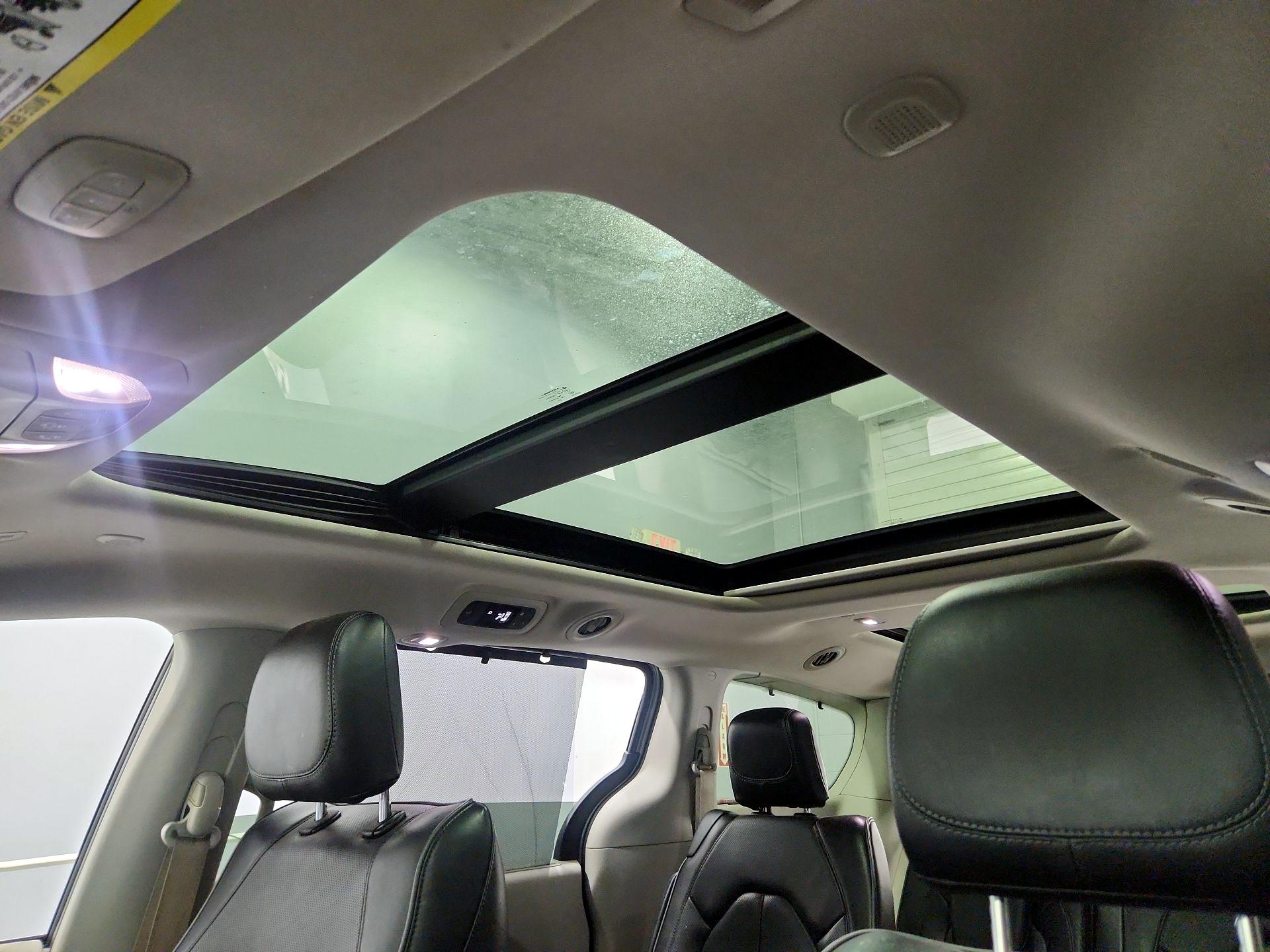 Thumbnail: 2018 Chrysler Pacifica - 20