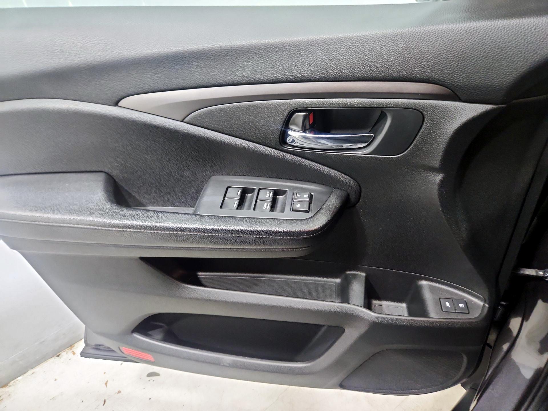 Thumbnail: 2016 Honda Pilot - 12