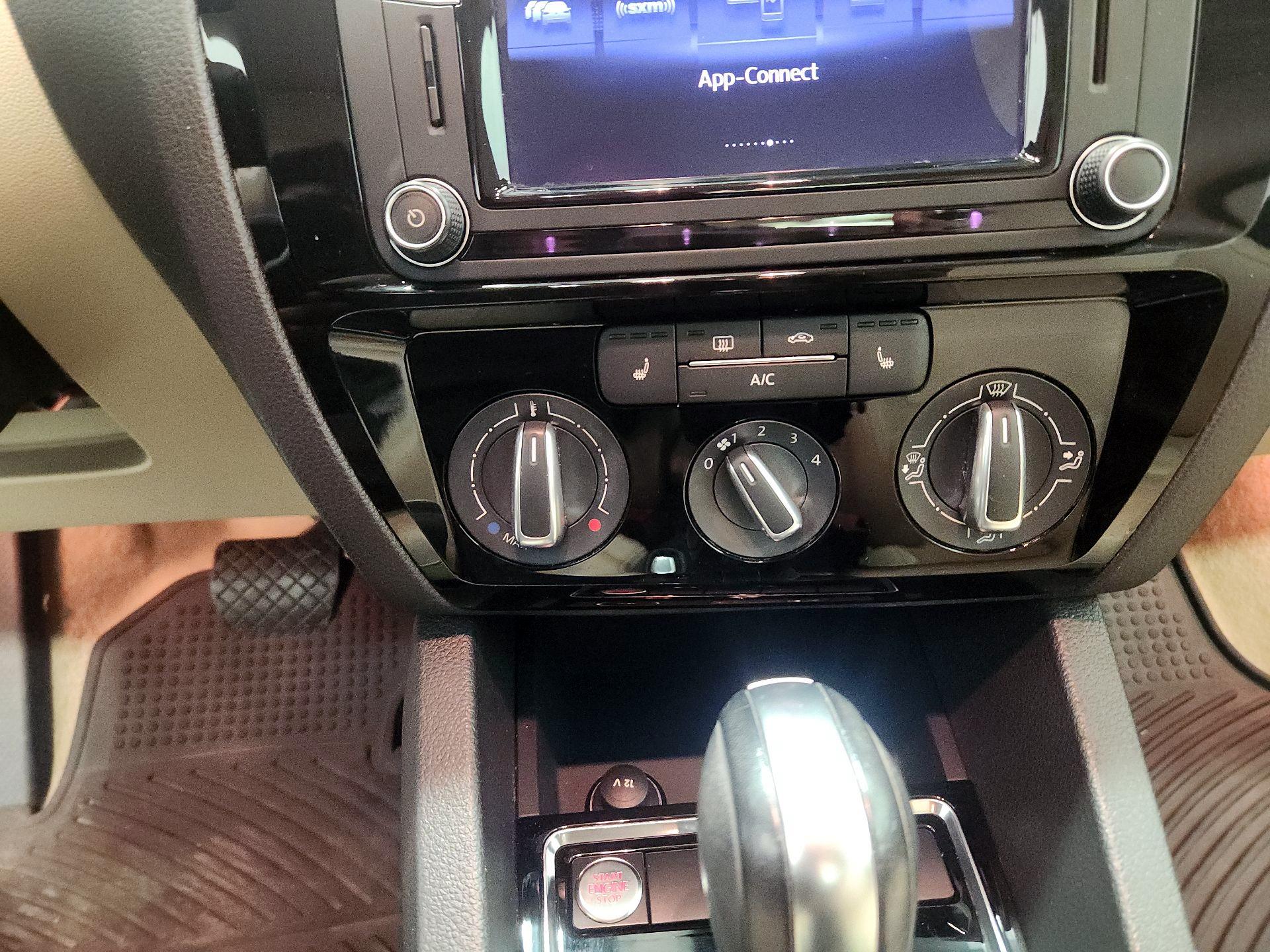 Thumbnail: 2016 Volkswagen Jetta - 16