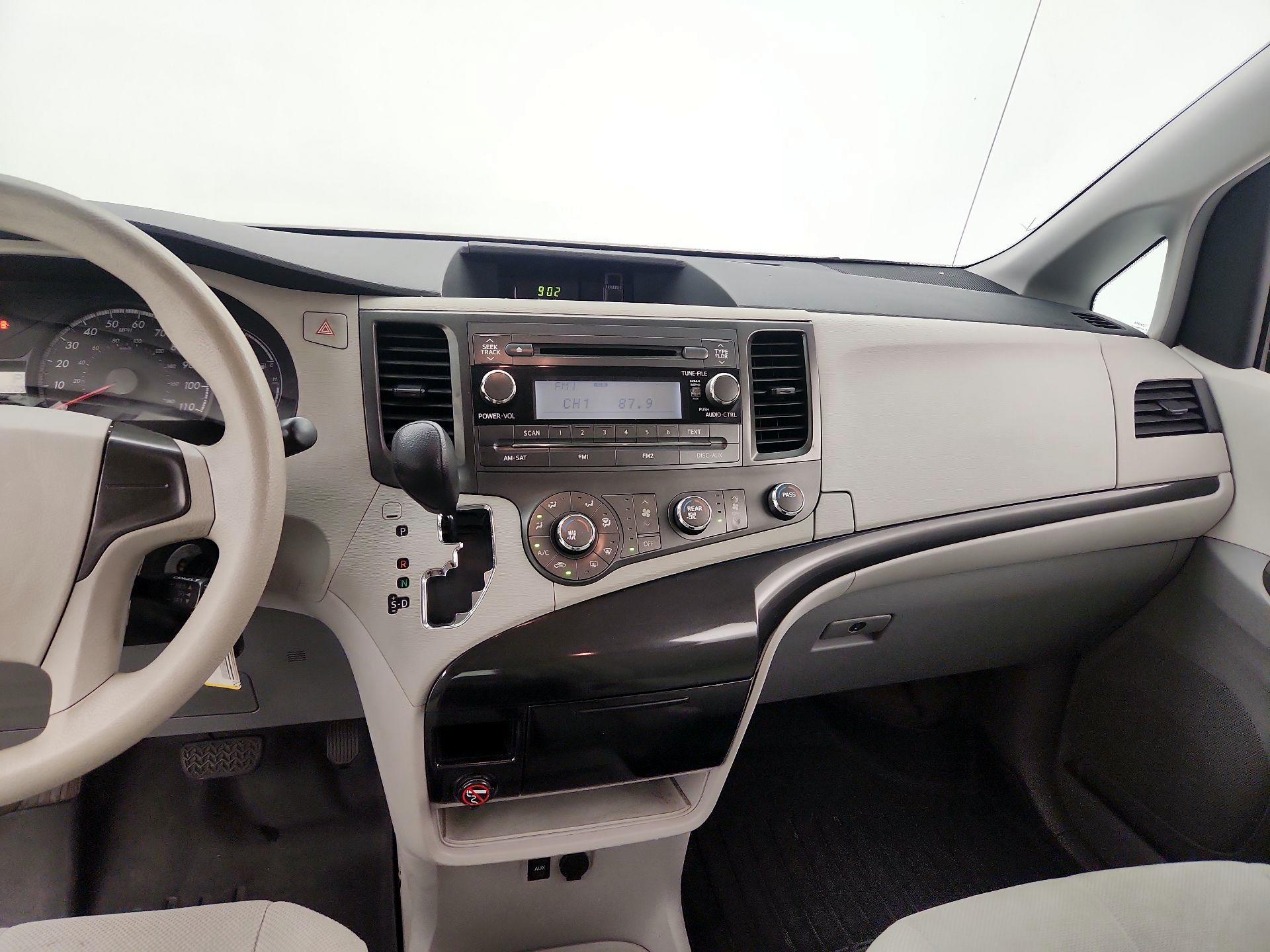 Thumbnail: 2014 Toyota Sienna - 9