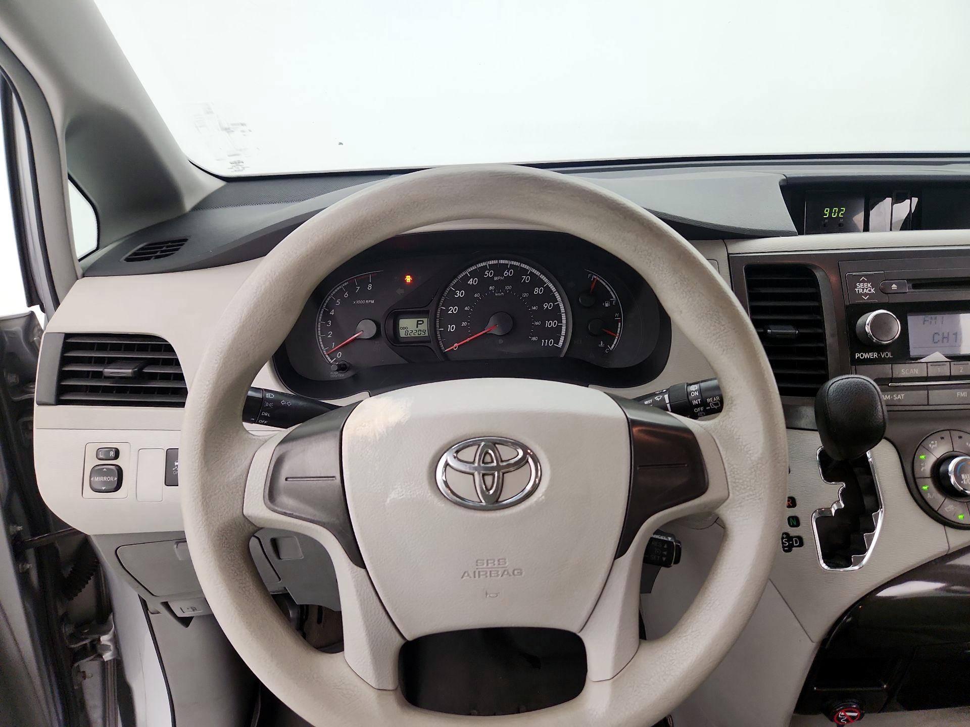 Thumbnail: 2014 Toyota Sienna - 10