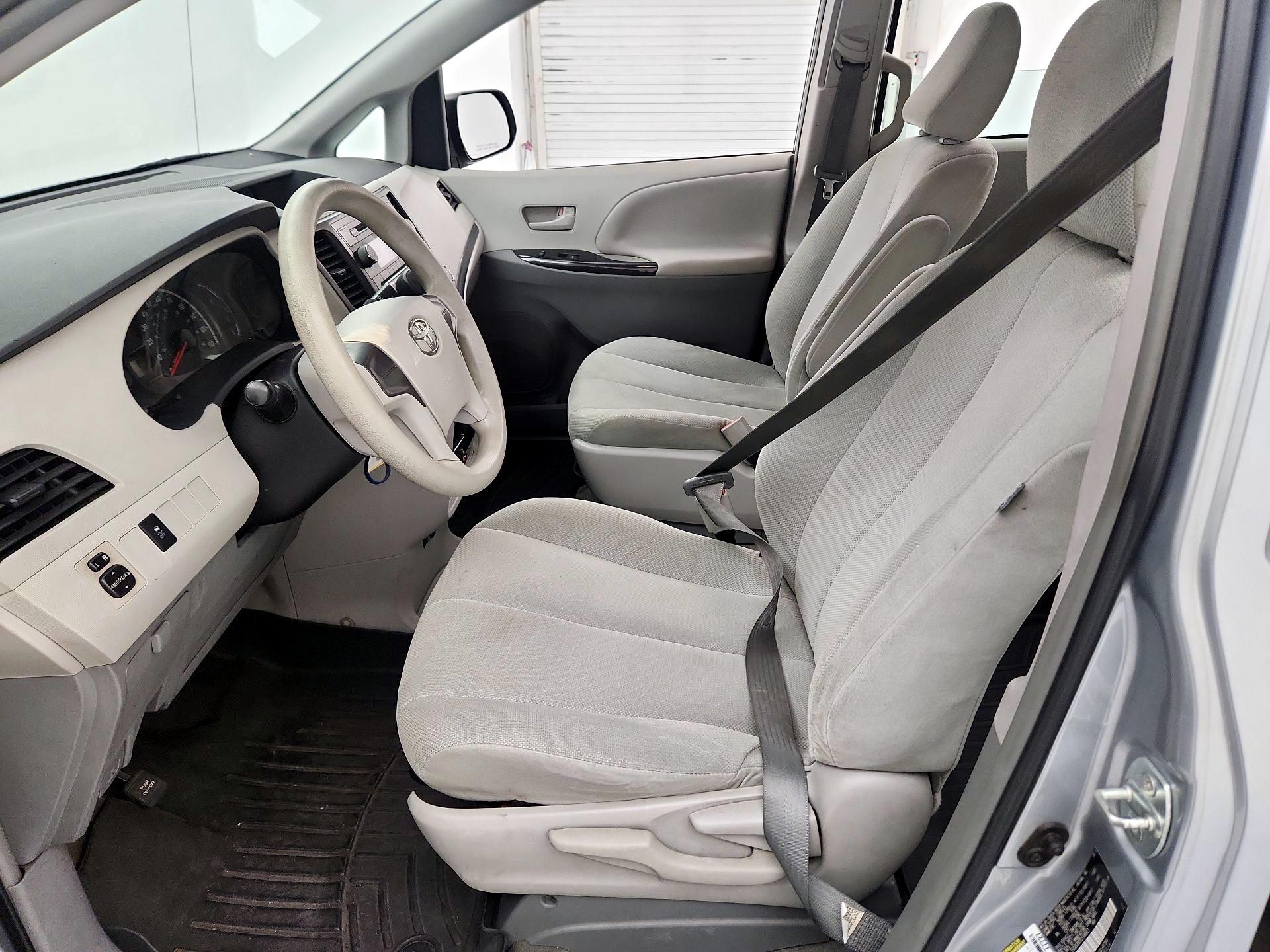 Thumbnail: 2014 Toyota Sienna - 11