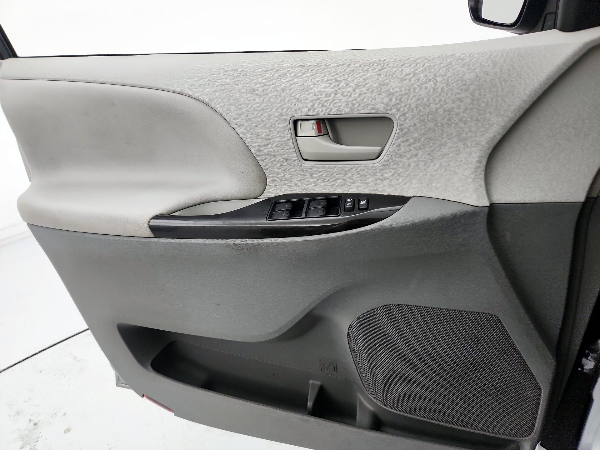 Thumbnail: 2014 Toyota Sienna - 12