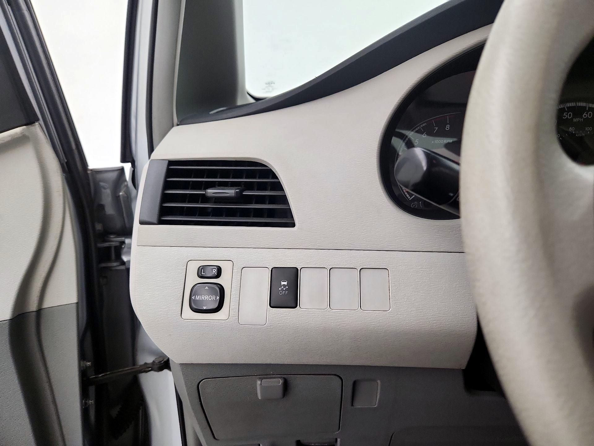 Thumbnail: 2014 Toyota Sienna - 13