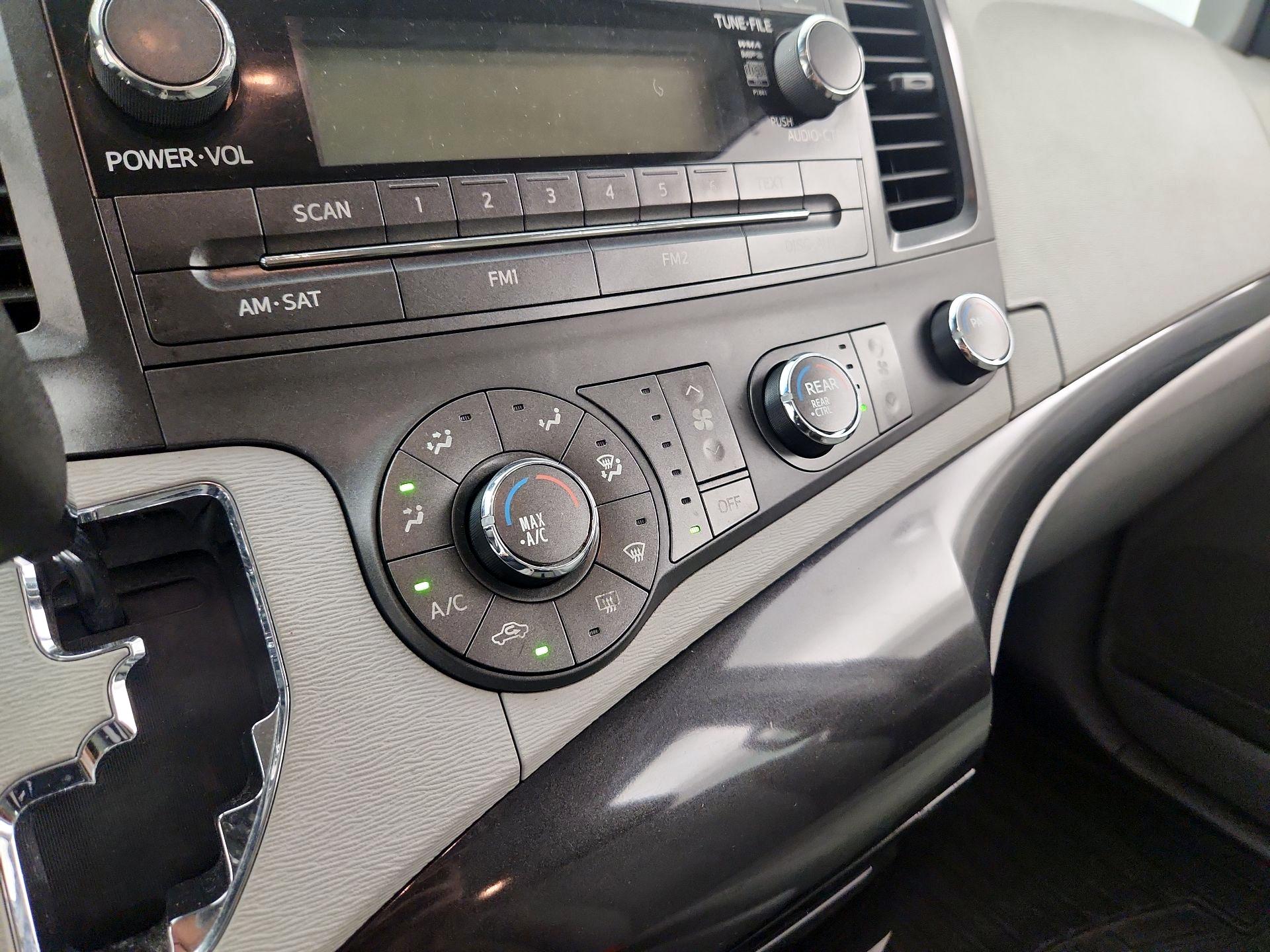 Thumbnail: 2014 Toyota Sienna - 15