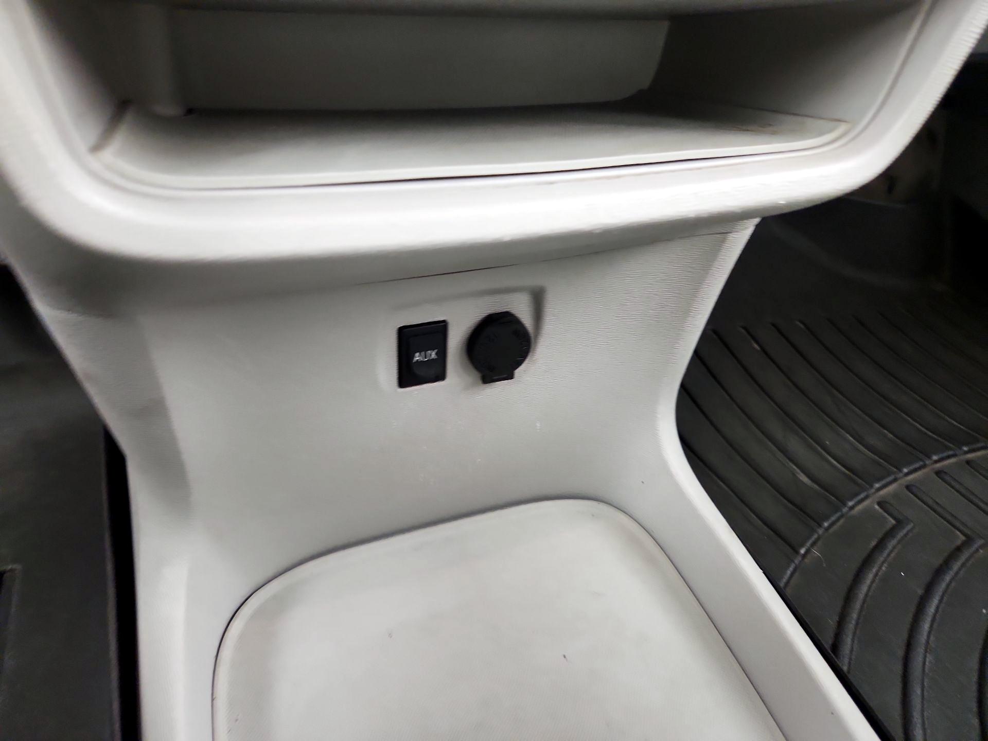 Thumbnail: 2014 Toyota Sienna - 17