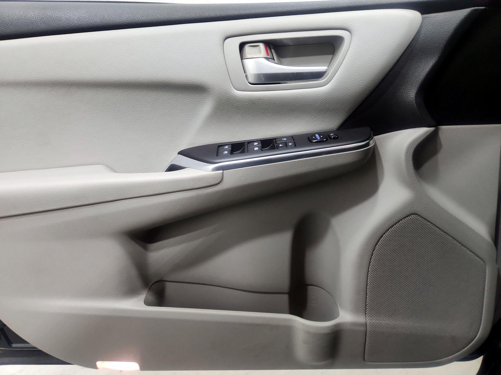 Thumbnail: 2016 Toyota Camry - 12