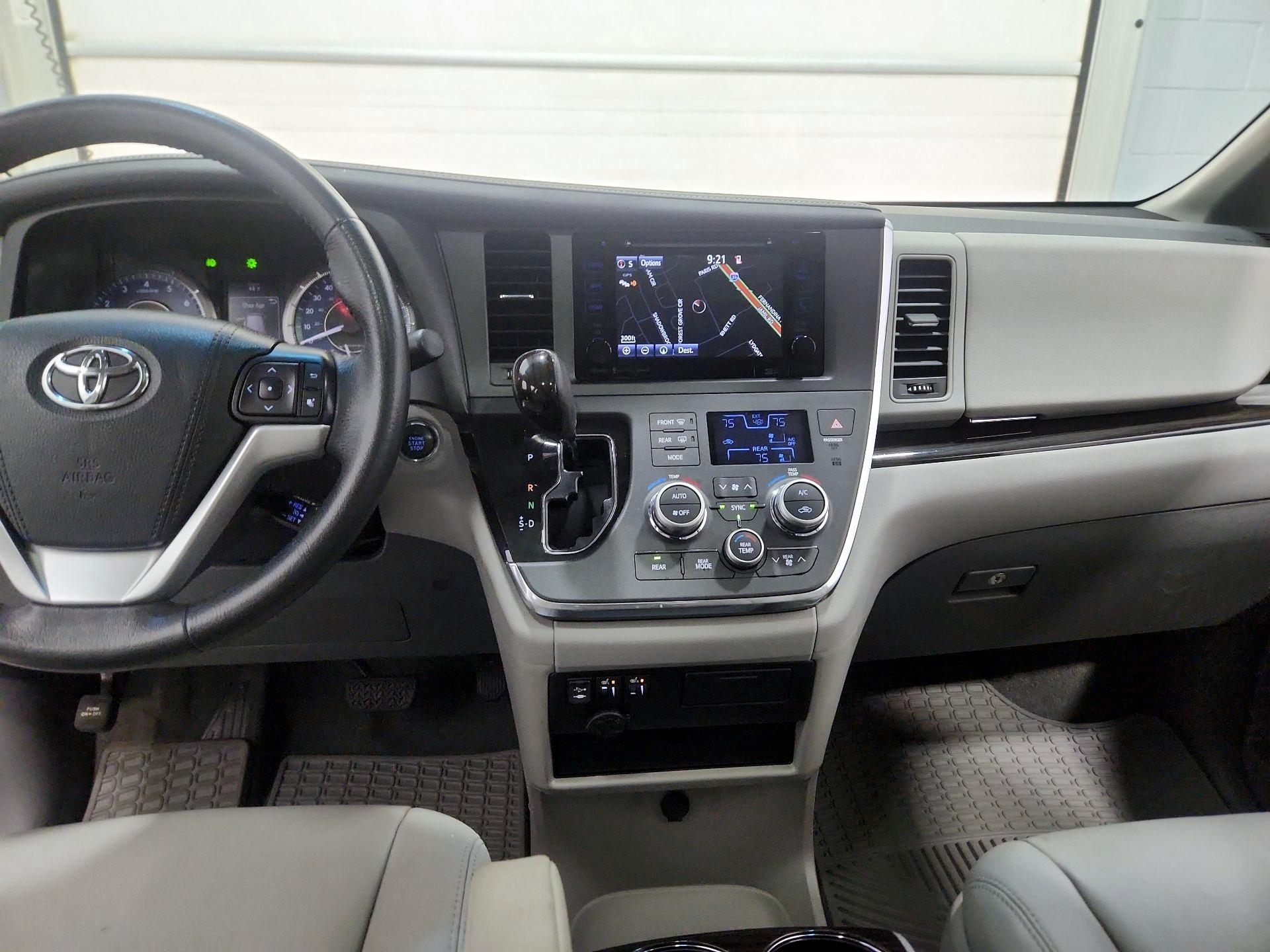 Thumbnail: 2017 Toyota Sienna - 9