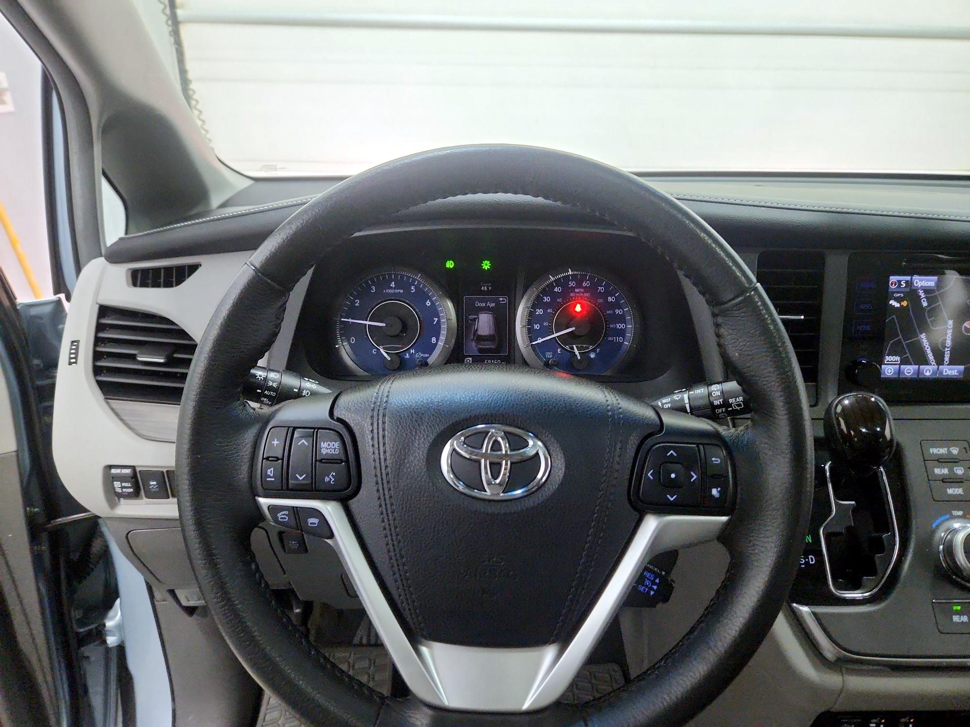 Thumbnail: 2017 Toyota Sienna - 10