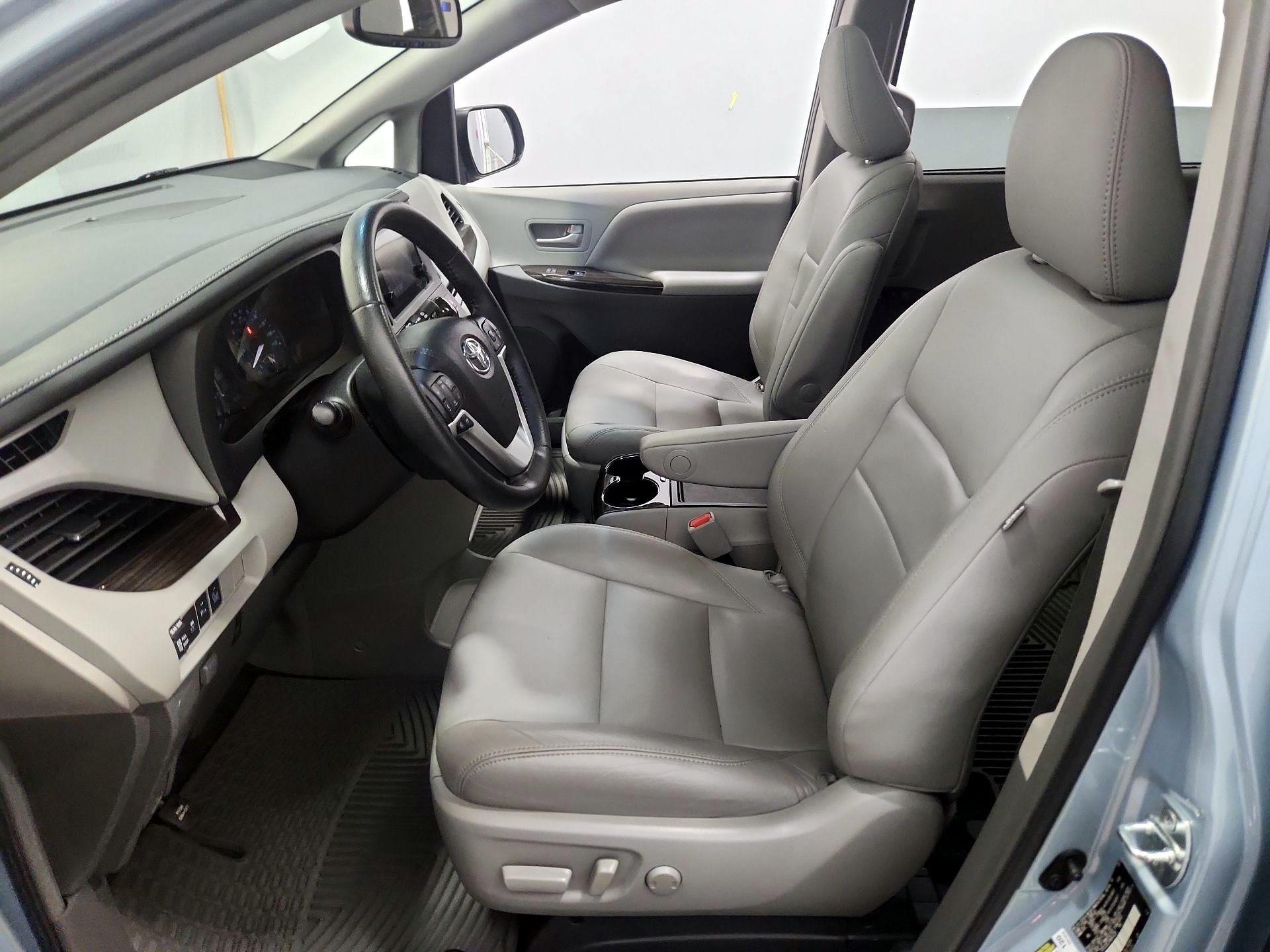 Thumbnail: 2017 Toyota Sienna - 11