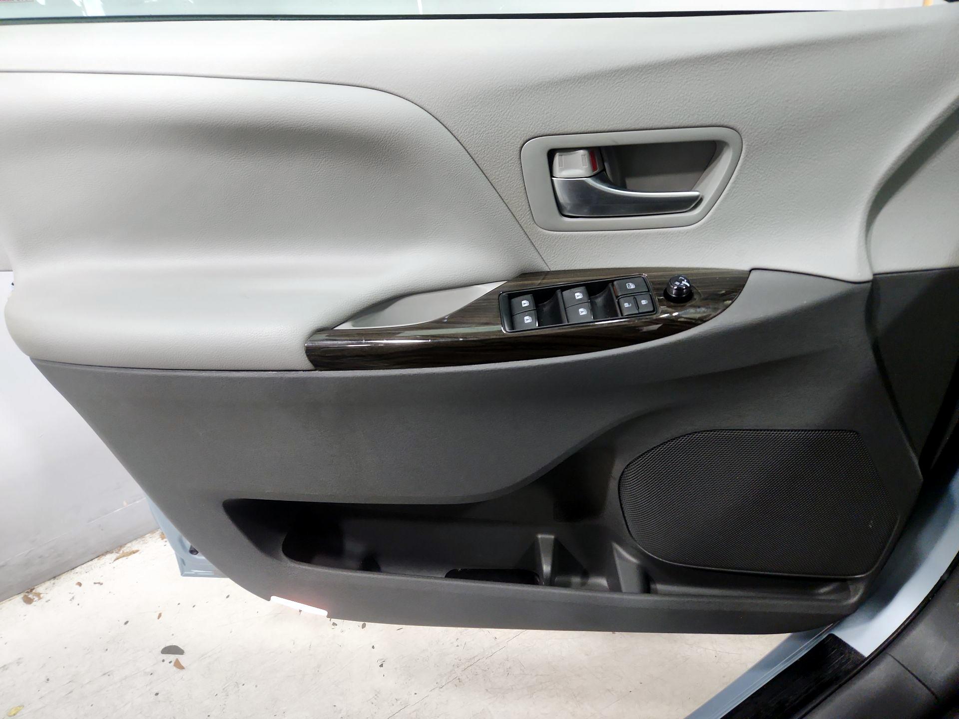 Thumbnail: 2017 Toyota Sienna - 12