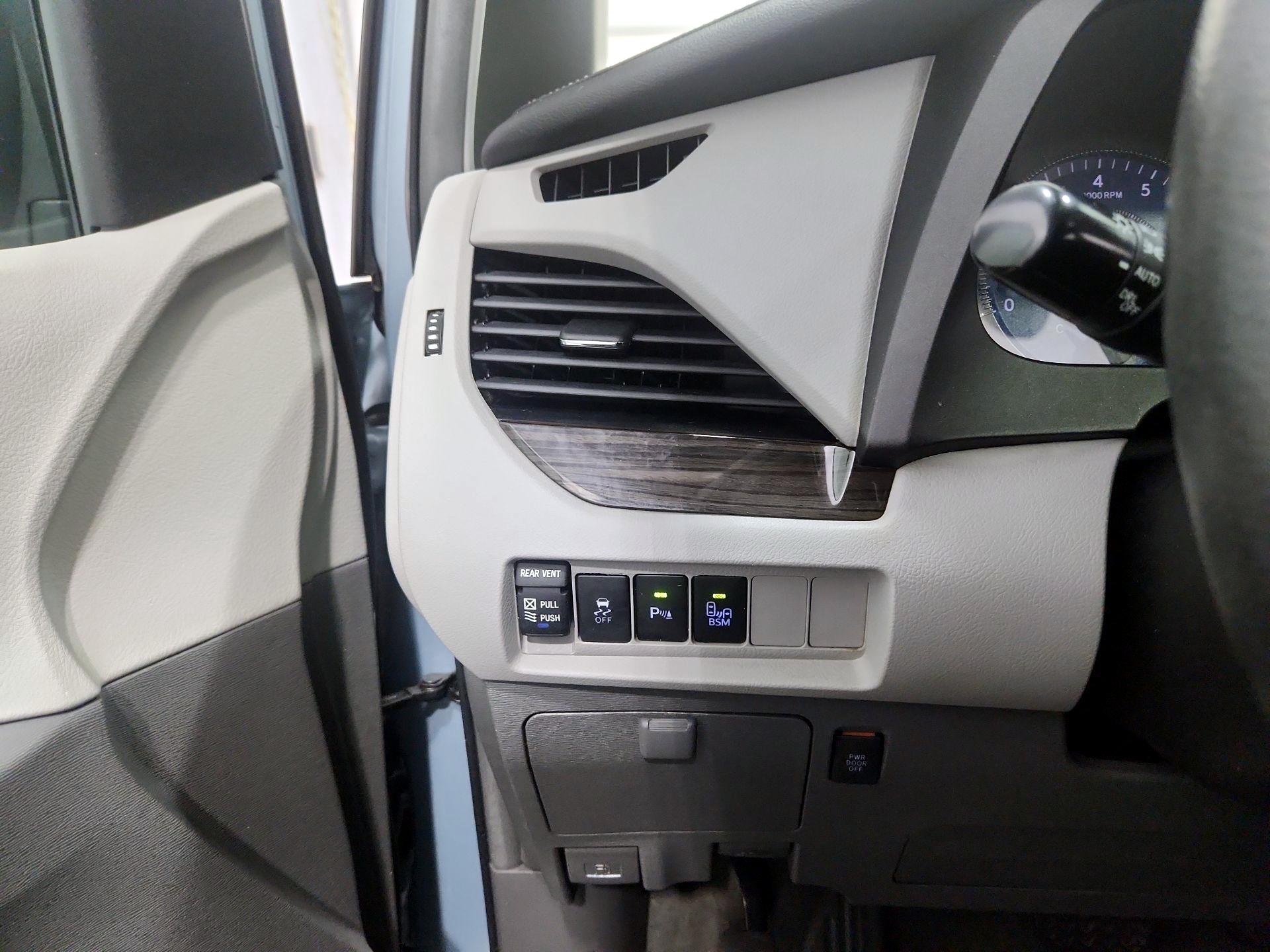 Thumbnail: 2017 Toyota Sienna - 13