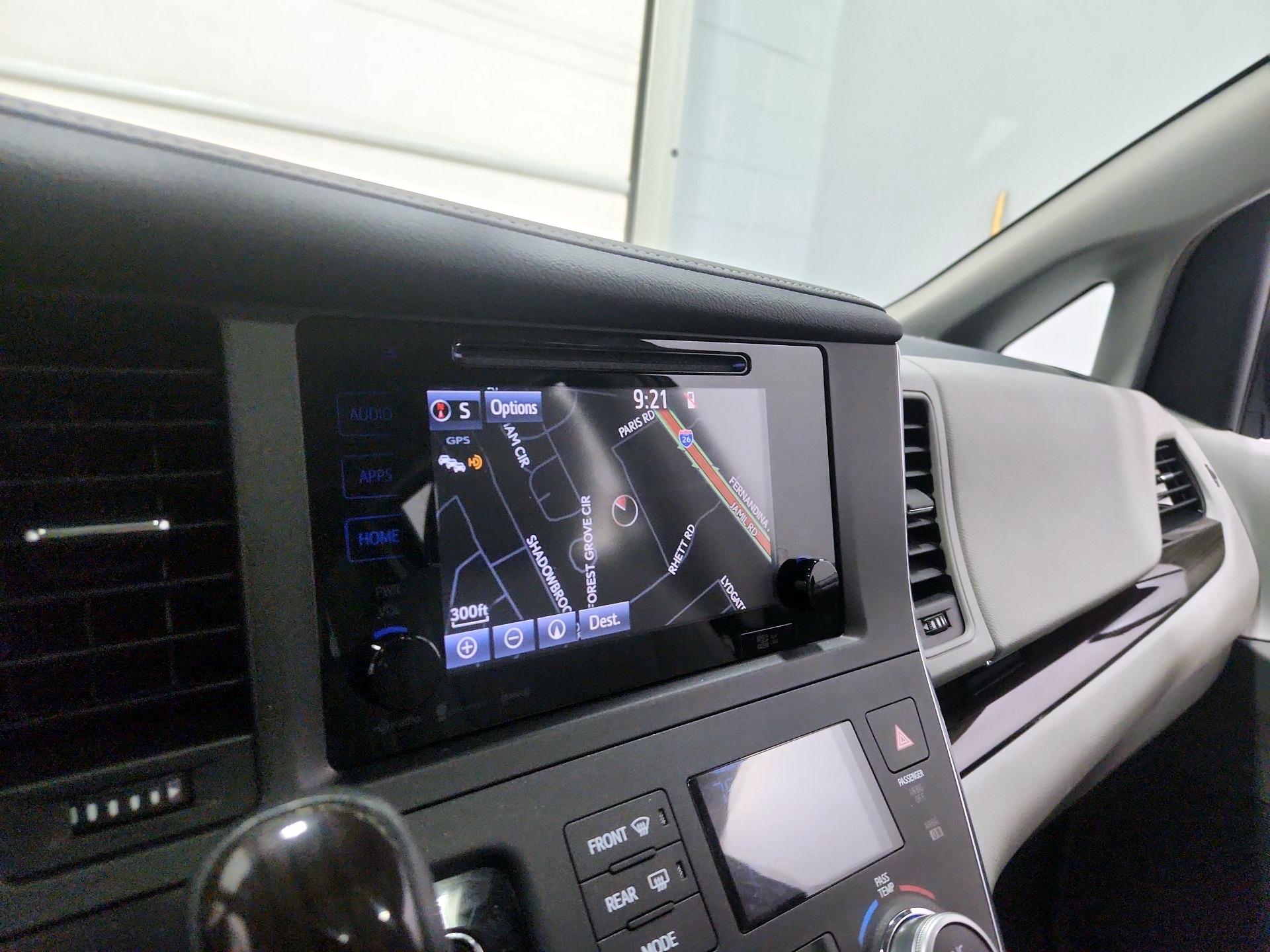 Thumbnail: 2017 Toyota Sienna - 14