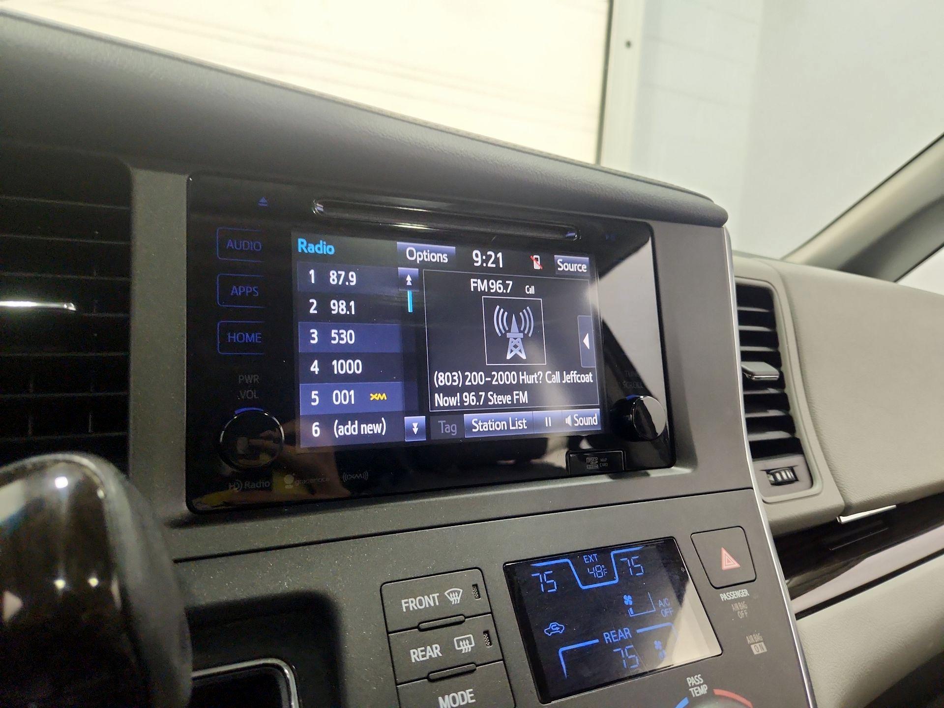 Thumbnail: 2017 Toyota Sienna - 16