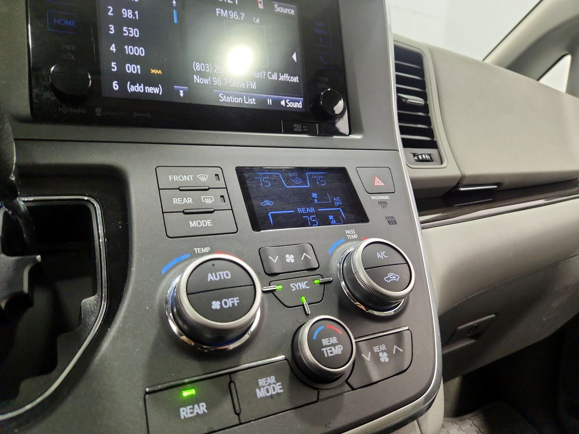 Thumbnail: 2017 Toyota Sienna - 17