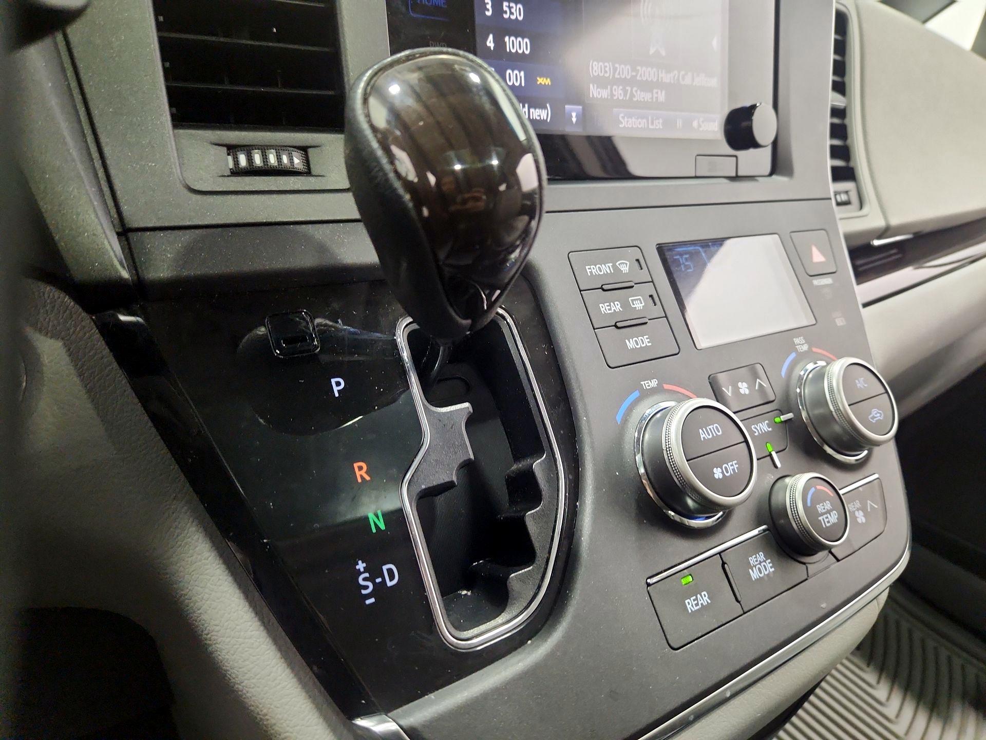 Thumbnail: 2017 Toyota Sienna - 18