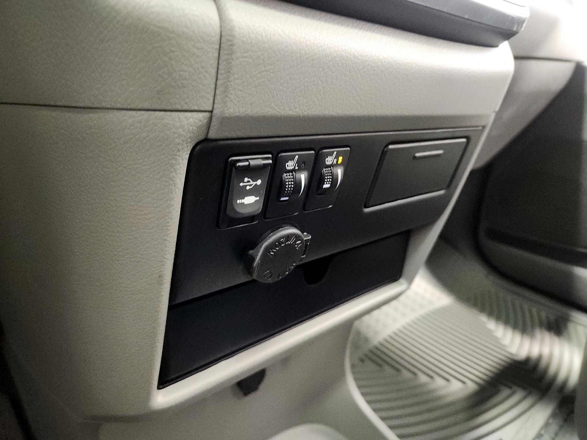 Thumbnail: 2017 Toyota Sienna - 19