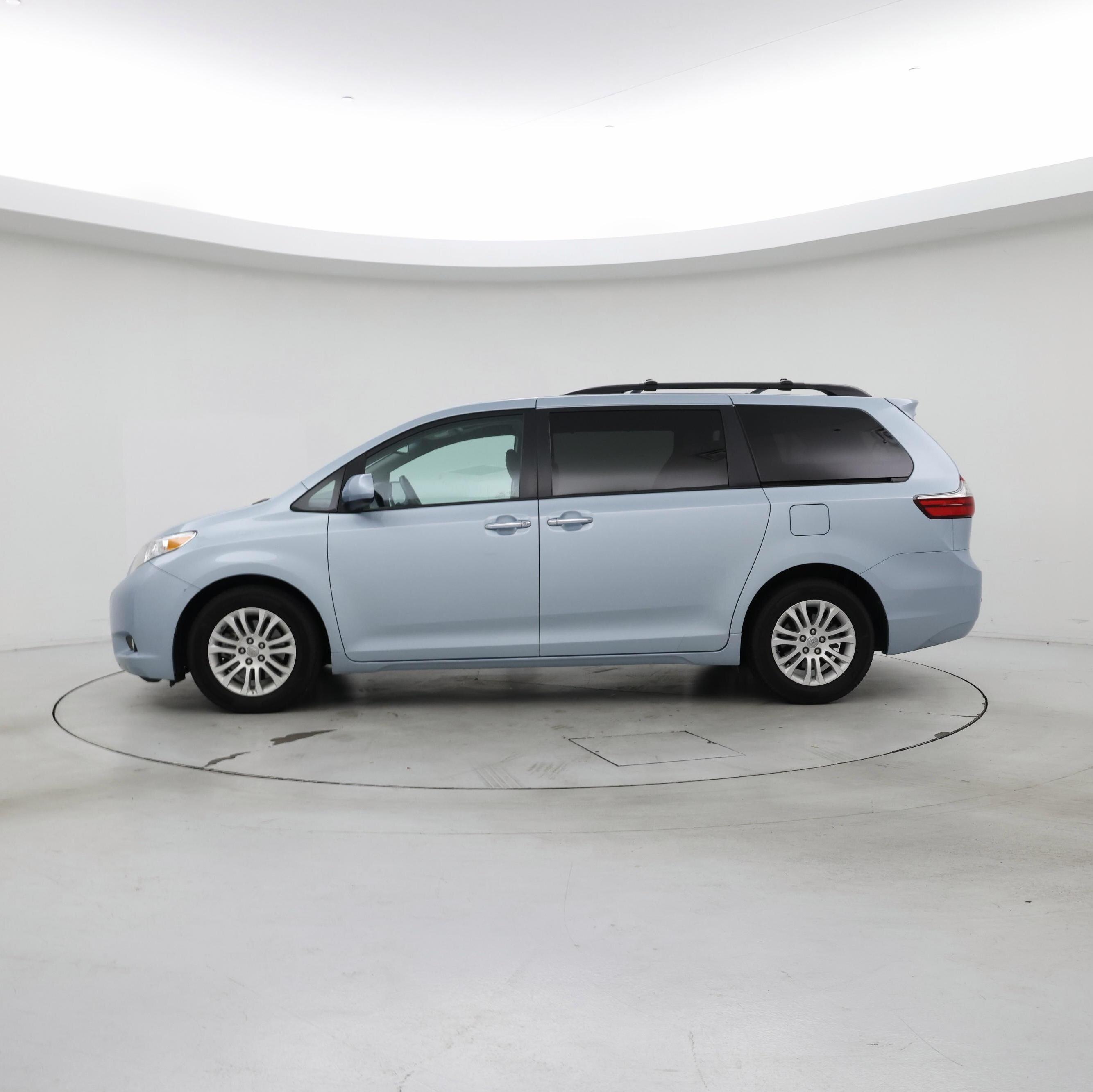 Thumbnail: 2017 Toyota Sienna - 3
