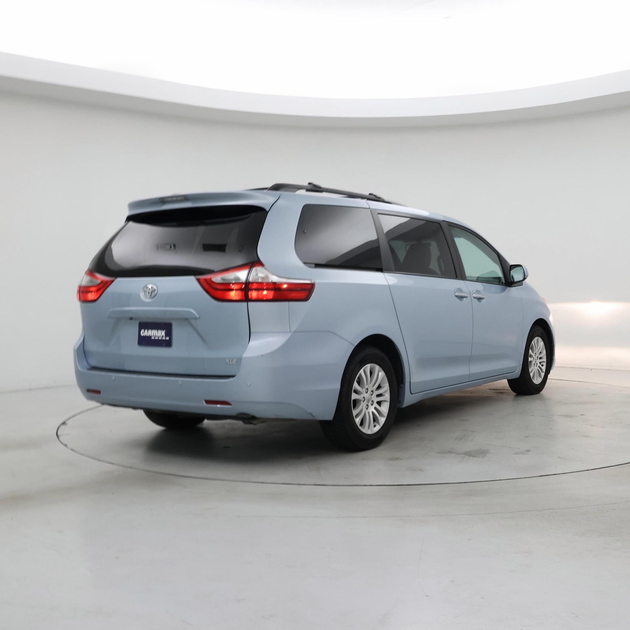 Thumbnail: 2017 Toyota Sienna - 8