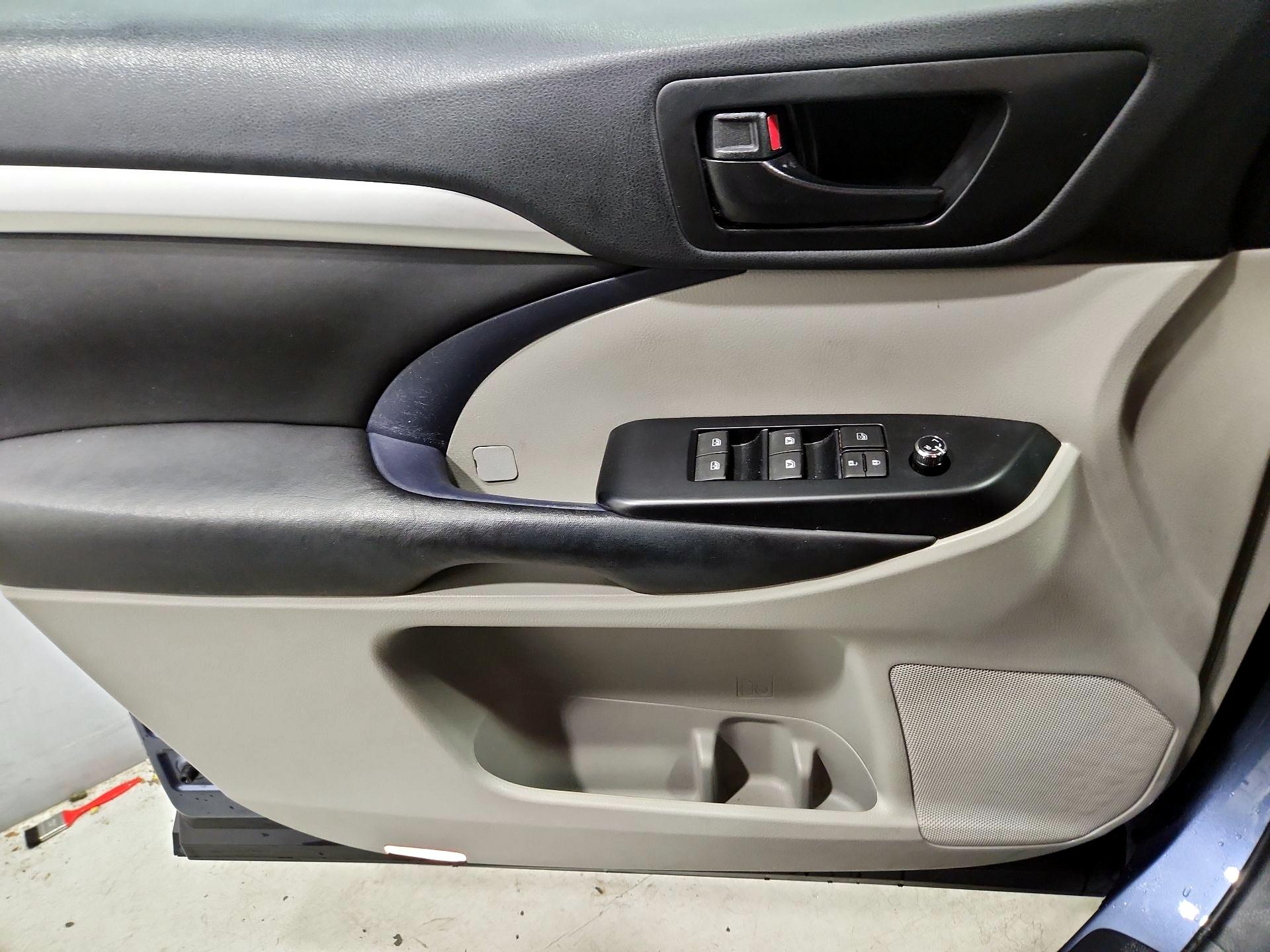 Thumbnail: 2016 Toyota Highlander - 12