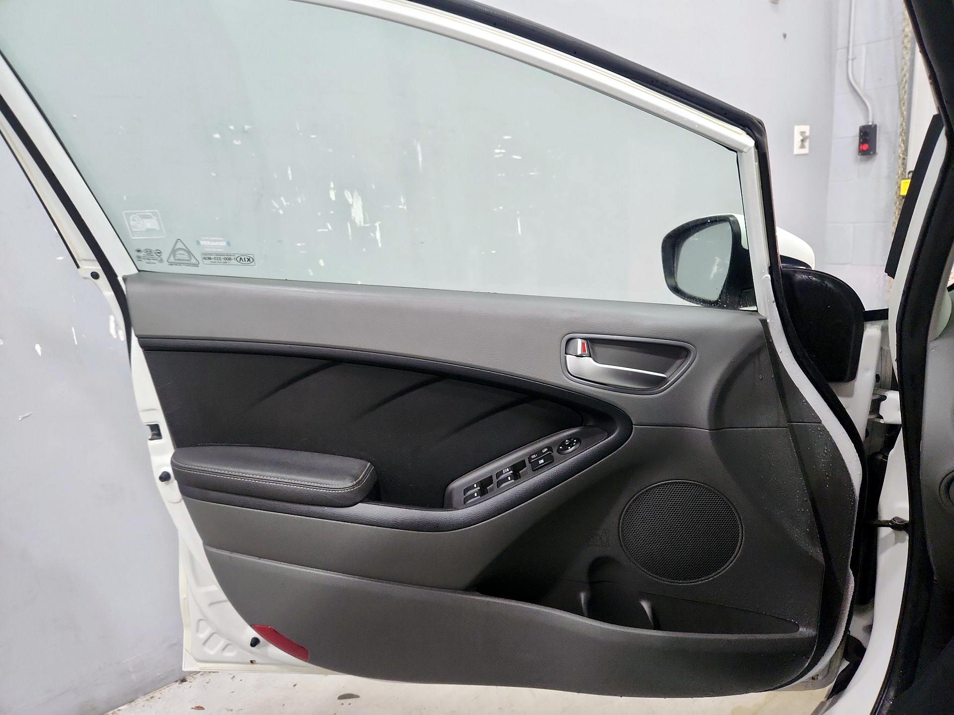 Thumbnail: 2017 Kia Forte - 12