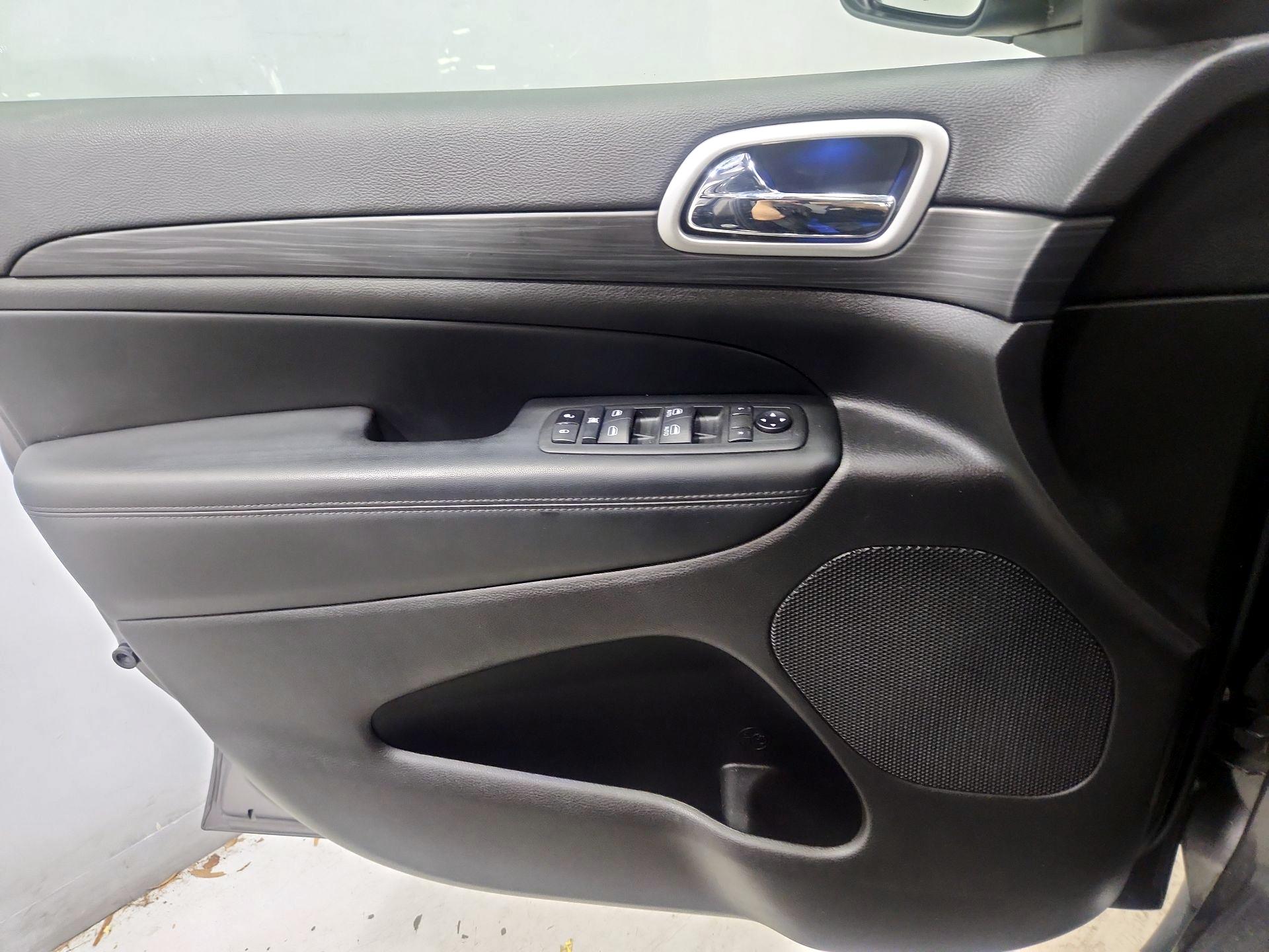 Thumbnail: 2020 Jeep Grand Cherokee - 12