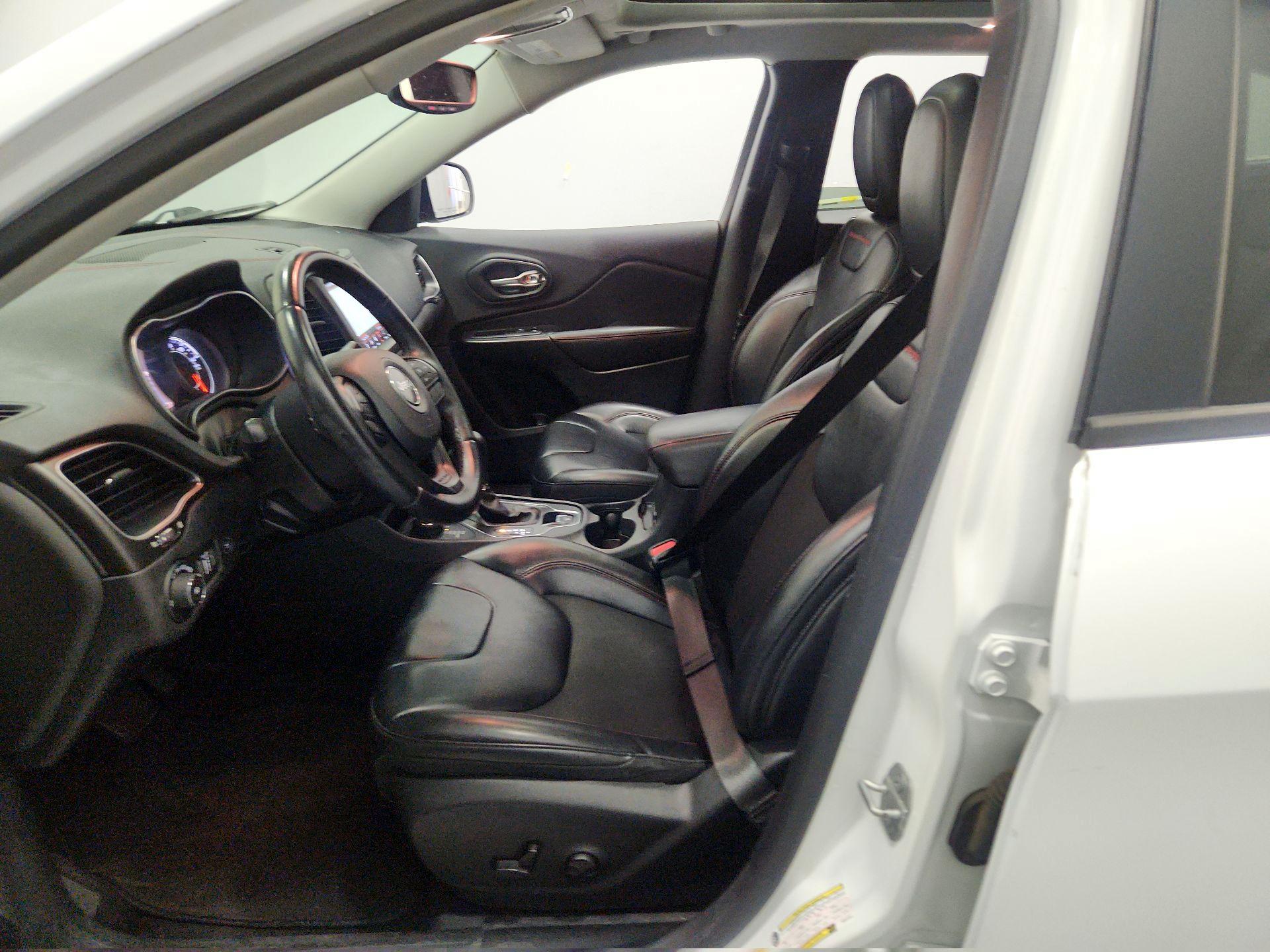 Thumbnail: 2019 Jeep Cherokee - 11