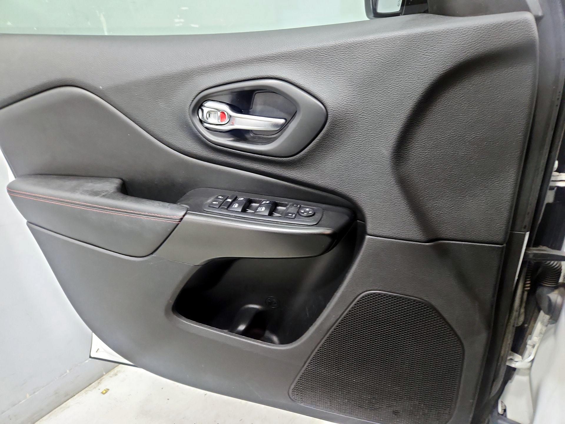 Thumbnail: 2019 Jeep Cherokee - 12