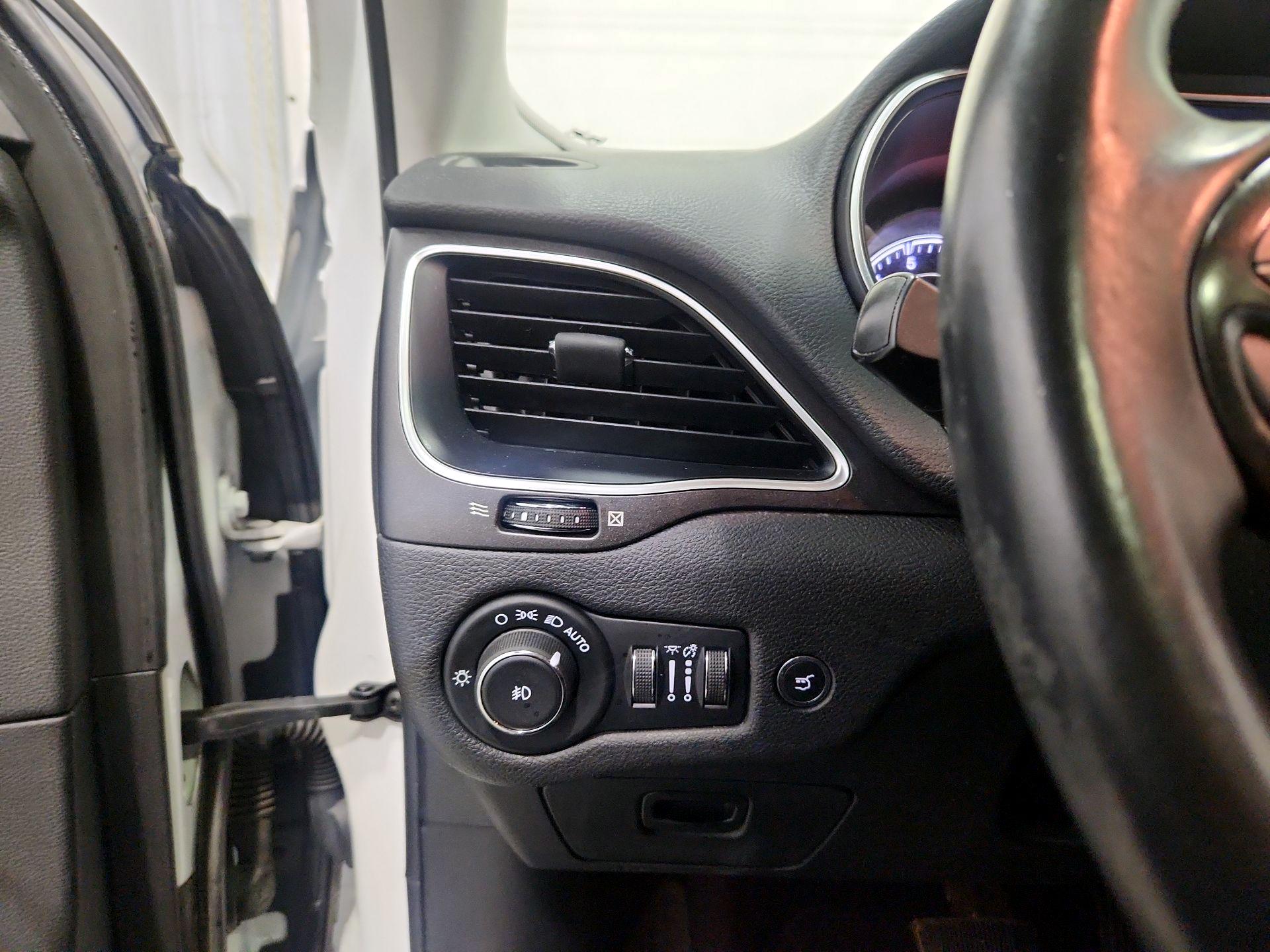 Thumbnail: 2019 Jeep Cherokee - 13