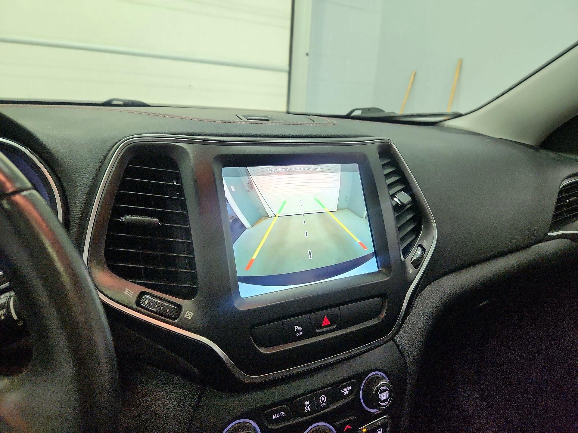 Thumbnail: 2019 Jeep Cherokee - 15