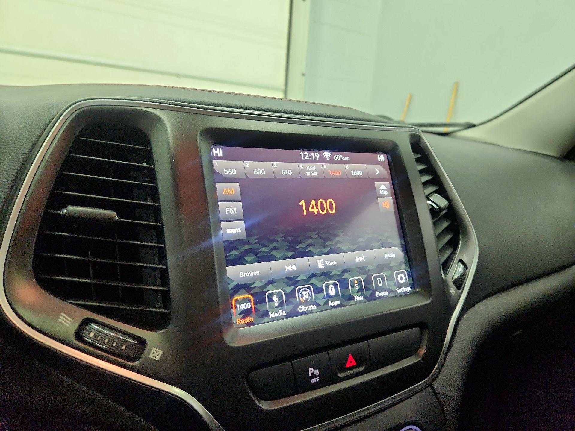 Thumbnail: 2019 Jeep Cherokee - 16