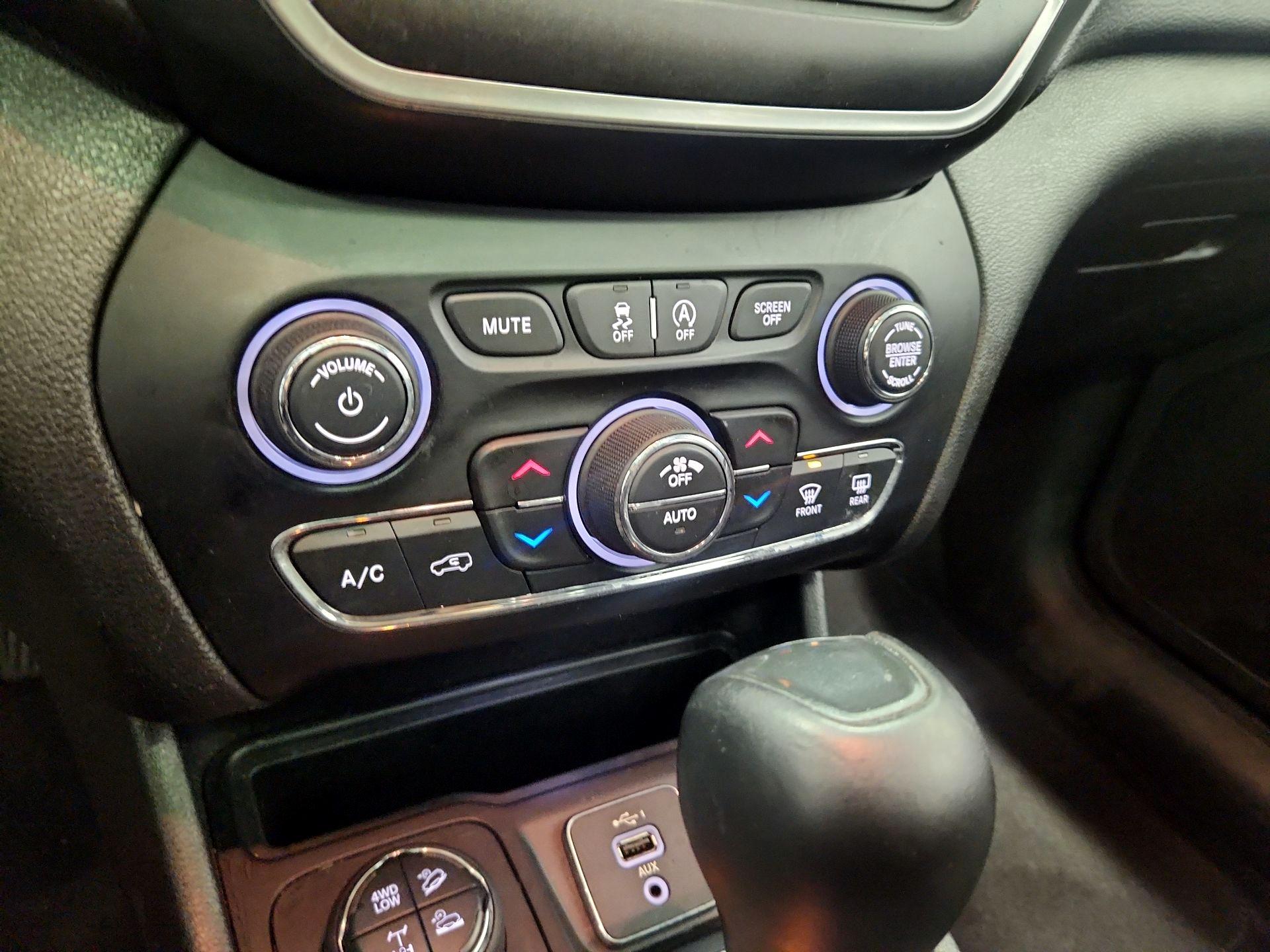 Thumbnail: 2019 Jeep Cherokee - 17