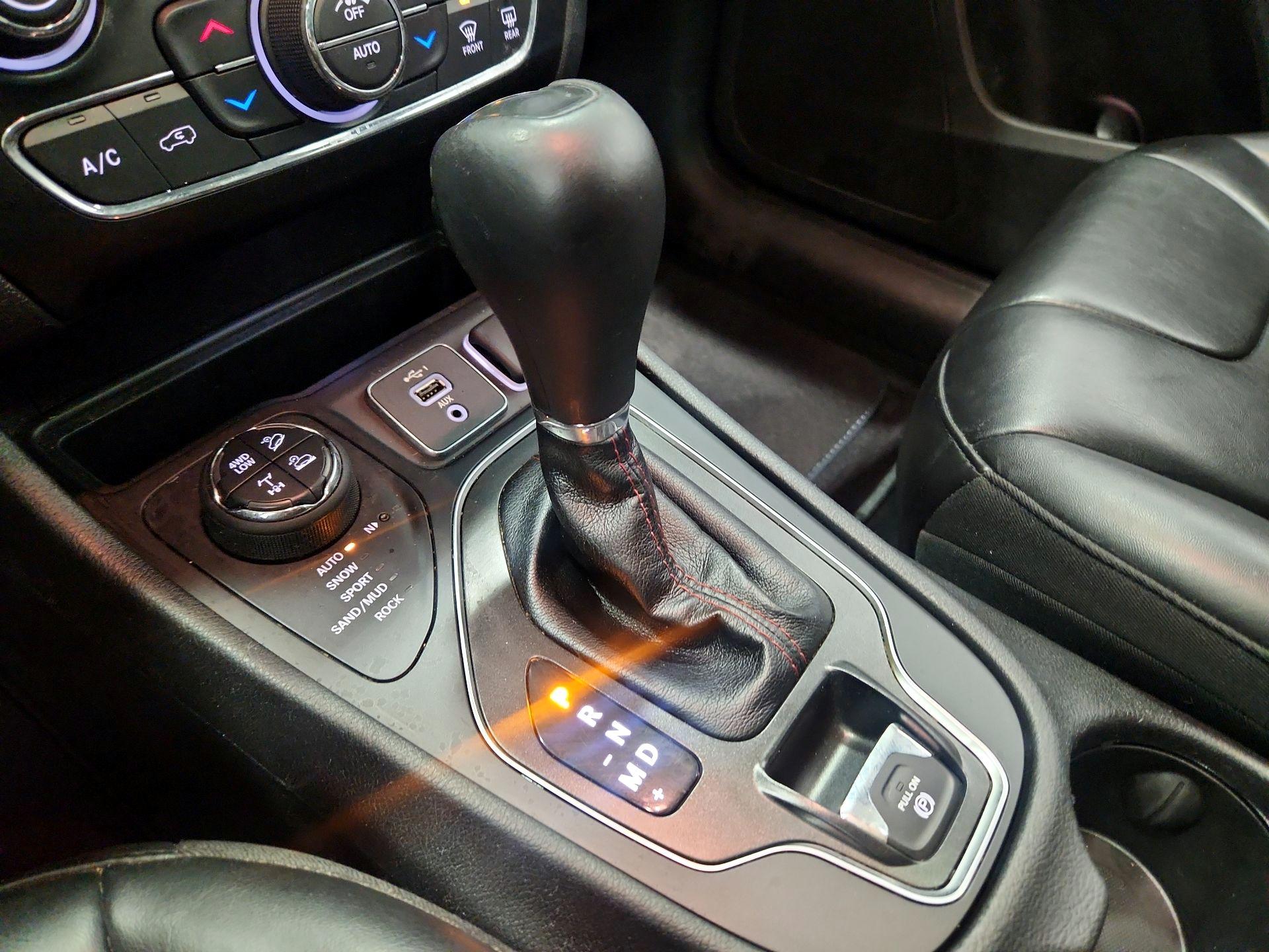 Thumbnail: 2019 Jeep Cherokee - 18