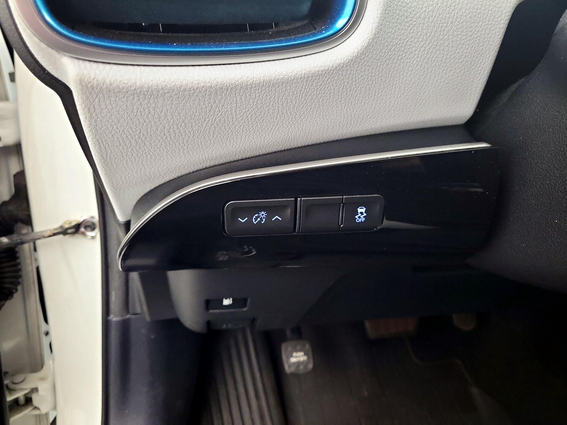 Thumbnail: 2016 Toyota Prius - 11