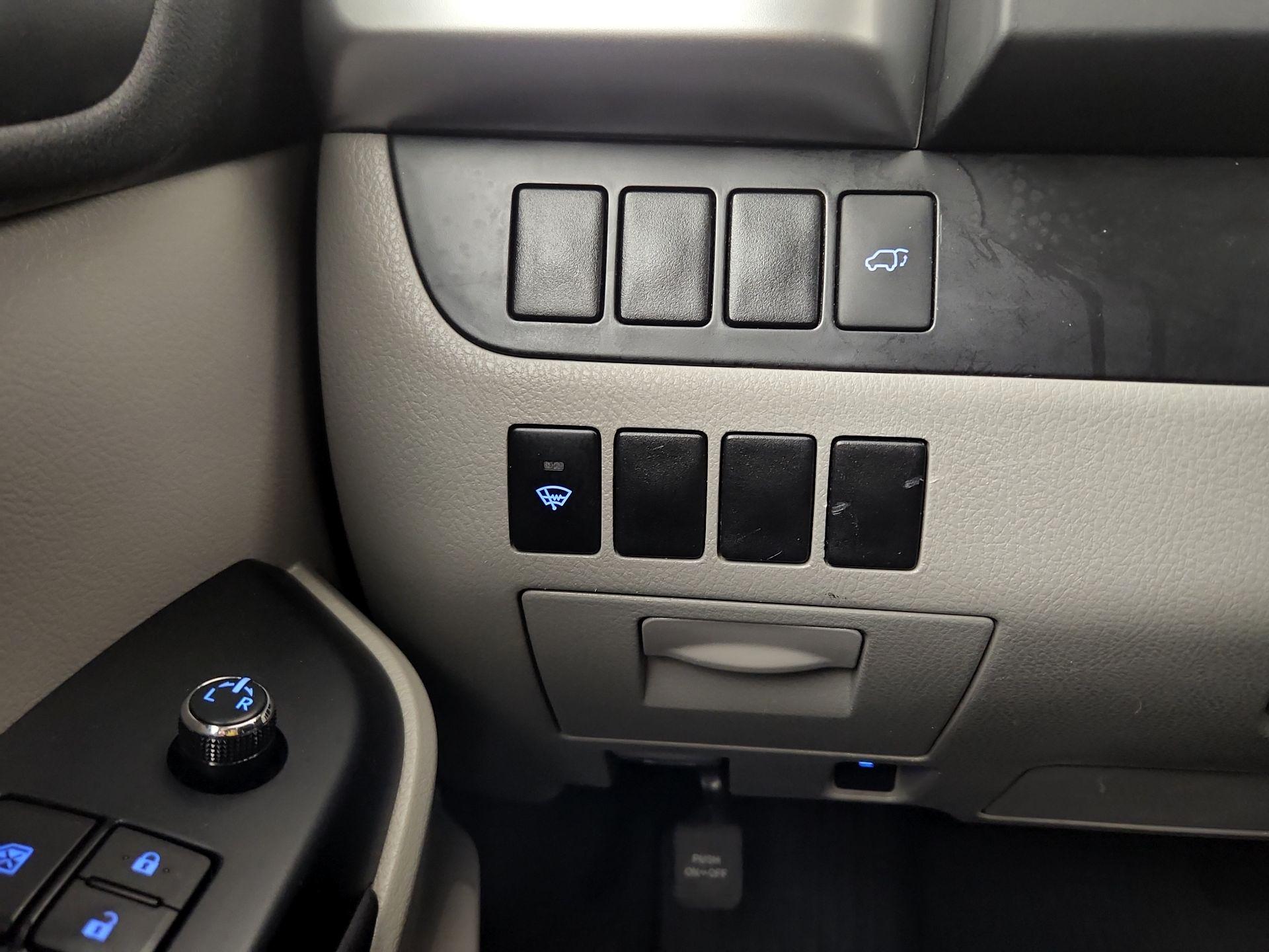 Thumbnail: 2016 Toyota Highlander - 11