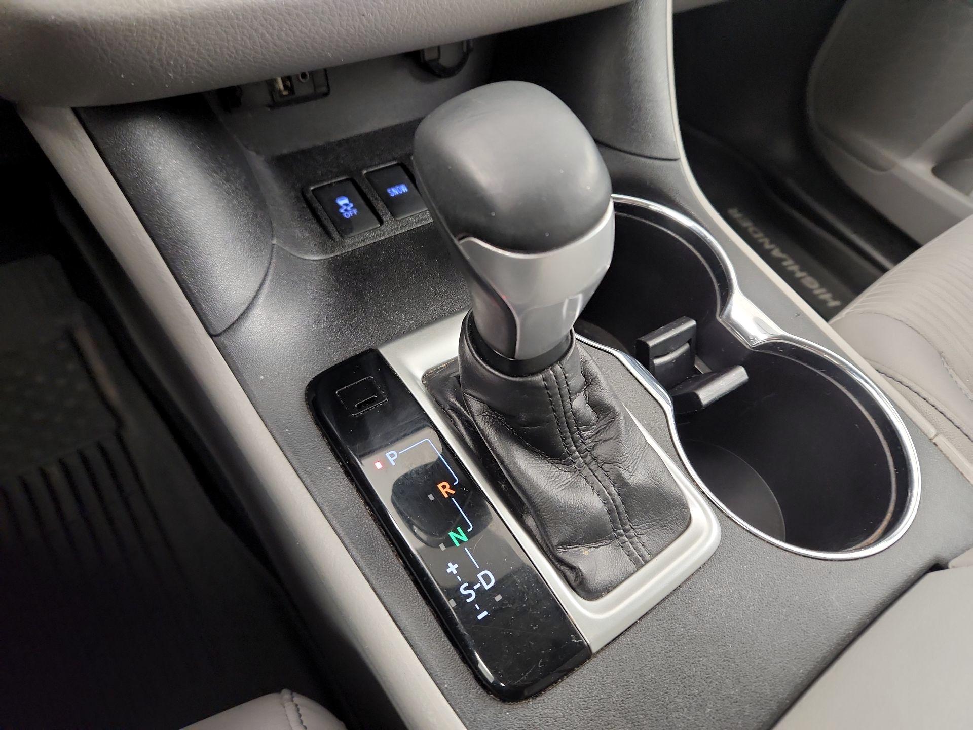 Thumbnail: 2016 Toyota Highlander - 15