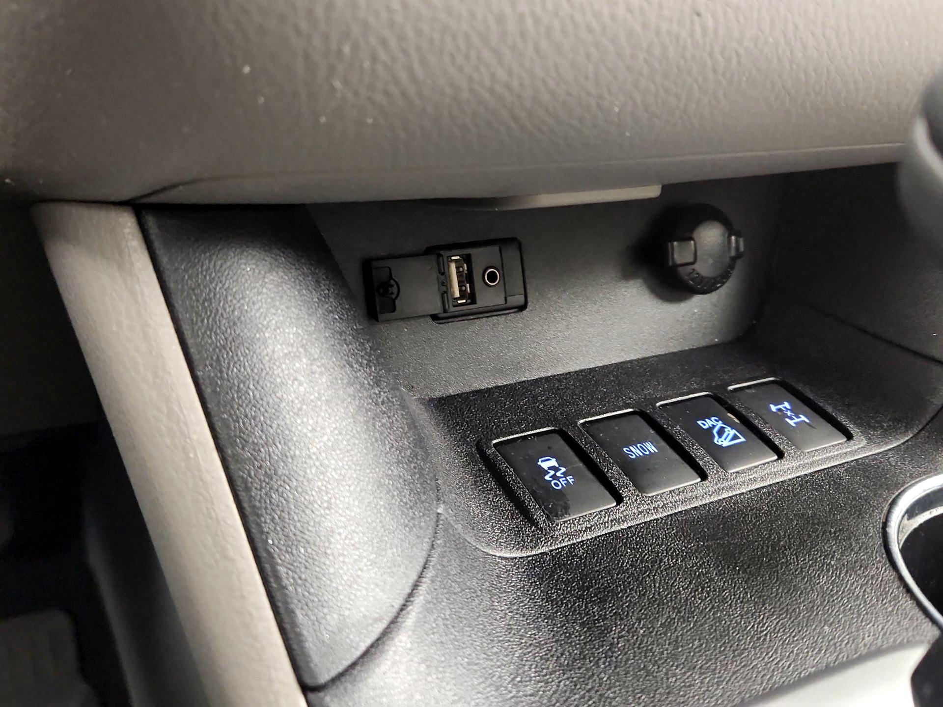 Thumbnail: 2016 Toyota Highlander - 16